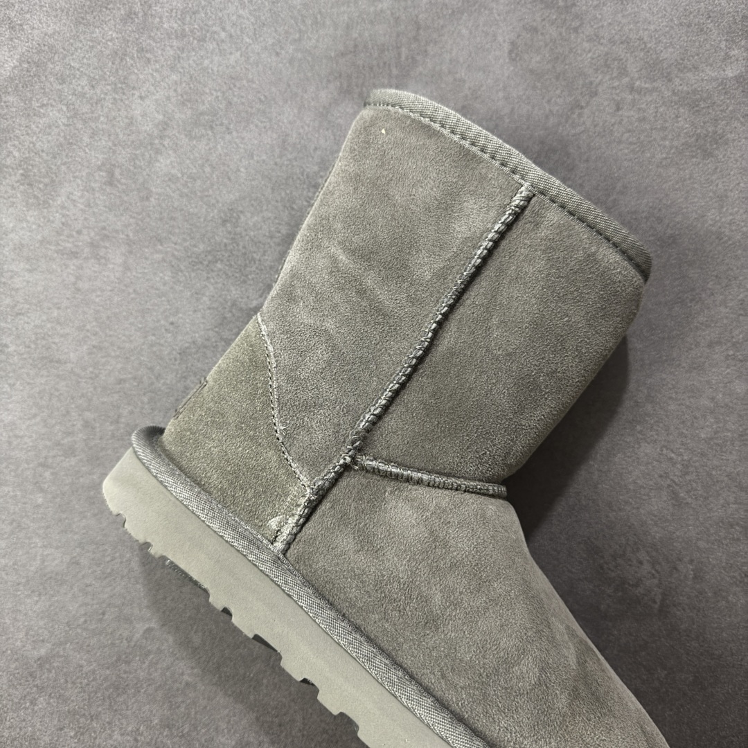 图片[6]-【SP顶级版】UGG 6226 系列 秋冬羊毛一体雪地靴 原代工厂隆丰A级真羊毛皮一体完全遵循正平正品，精选A级羊皮毛一体材质，内里毛绒如云朵般包裹双脚，白带恒温属性一寒锁温抗冻，股季透气排湿，让双脚时刻处于干爽舒适的状态，轻量化设计搭配柔韧鞋底，每一步都似踩在软垫上，再加上贴合足型的弧度与足跟支撑，无论是居家休憩,外出通勤还是日常跑腿，全天行走也无负担。 从经典高筒靴到简约拖鞋，从基础中性色到潮流设计，既能与牛仔裤、卫衣打造随性日常，也能搭配裙子、男女同款更能轻松适配情侣穿搭。 优质羊皮毛天生耐磨损，搭配扎实工艺与防水科技加持，能抵御日常磨损与雨雪侵袭。一双穿数年仍能保持柔软质感💪🏻 尺码：35-40-选品中心