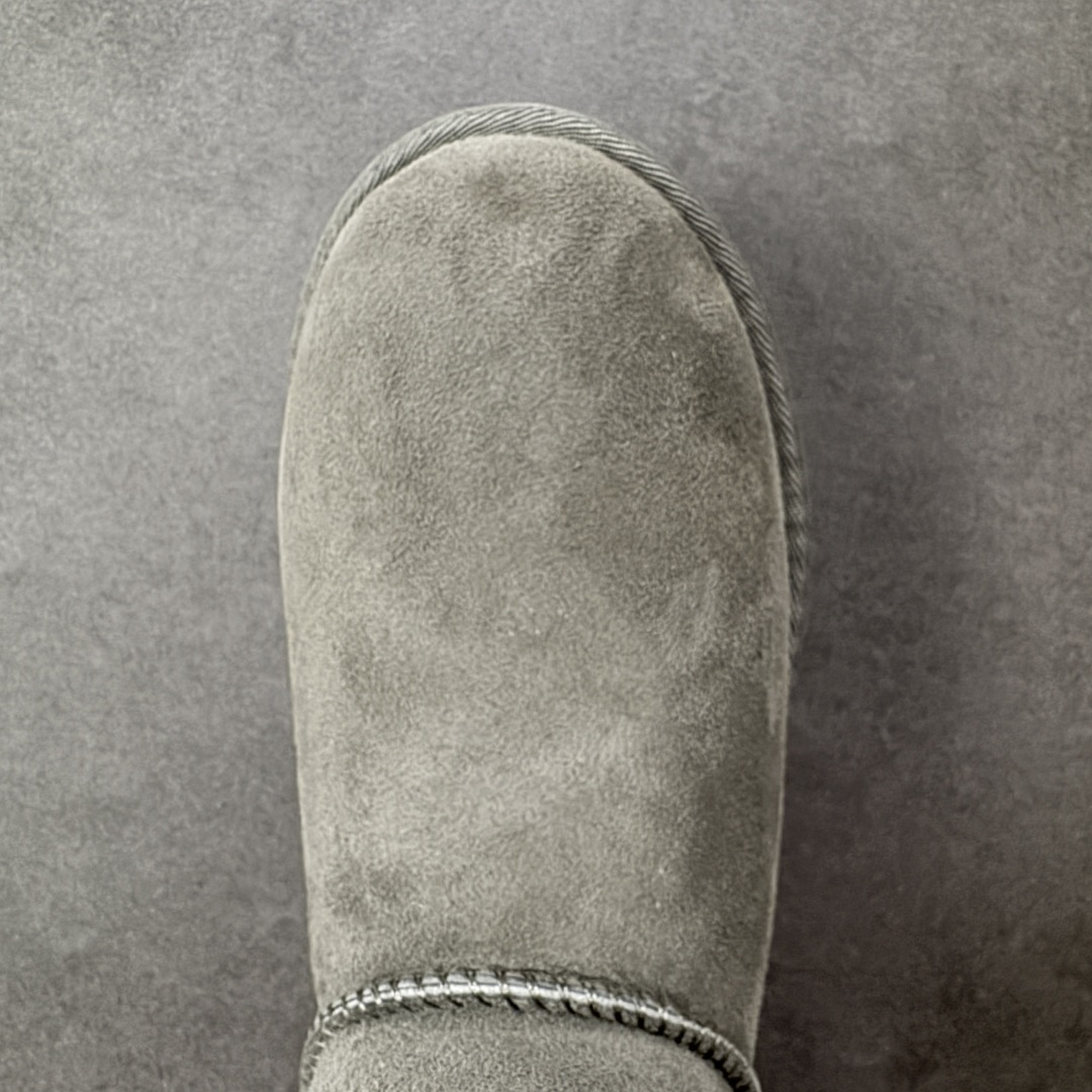 图片[8]-【SP顶级版】UGG 6226 系列 秋冬羊毛一体雪地靴 原代工厂隆丰A级真羊毛皮一体完全遵循正平正品，精选A级羊皮毛一体材质，内里毛绒如云朵般包裹双脚，白带恒温属性一寒锁温抗冻，股季透气排湿，让双脚时刻处于干爽舒适的状态，轻量化设计搭配柔韧鞋底，每一步都似踩在软垫上，再加上贴合足型的弧度与足跟支撑，无论是居家休憩,外出通勤还是日常跑腿，全天行走也无负担。 从经典高筒靴到简约拖鞋，从基础中性色到潮流设计，既能与牛仔裤、卫衣打造随性日常，也能搭配裙子、男女同款更能轻松适配情侣穿搭。 优质羊皮毛天生耐磨损，搭配扎实工艺与防水科技加持，能抵御日常磨损与雨雪侵袭。一双穿数年仍能保持柔软质感💪🏻 尺码：35-40-选品中心