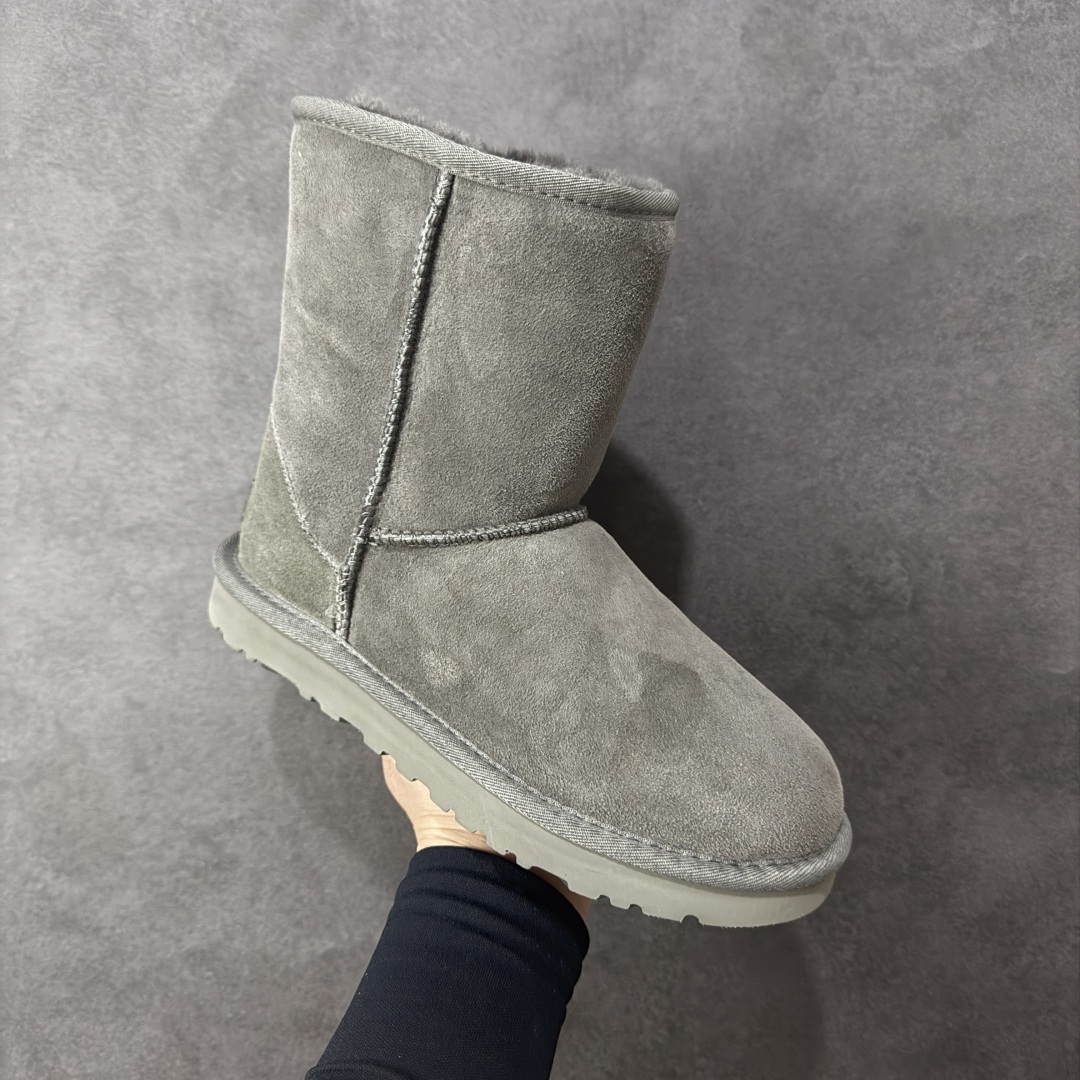 图片[3]-【SP顶级版】UGG 6226 系列 秋冬羊毛一体雪地靴 原代工厂隆丰A级真羊毛皮一体完全遵循正平正品，精选A级羊皮毛一体材质，内里毛绒如云朵般包裹双脚，白带恒温属性一寒锁温抗冻，股季透气排湿，让双脚时刻处于干爽舒适的状态，轻量化设计搭配柔韧鞋底，每一步都似踩在软垫上，再加上贴合足型的弧度与足跟支撑，无论是居家休憩,外出通勤还是日常跑腿，全天行走也无负担。 从经典高筒靴到简约拖鞋，从基础中性色到潮流设计，既能与牛仔裤、卫衣打造随性日常，也能搭配裙子、男女同款更能轻松适配情侣穿搭。 优质羊皮毛天生耐磨损，搭配扎实工艺与防水科技加持，能抵御日常磨损与雨雪侵袭。一双穿数年仍能保持柔软质感💪🏻 尺码：35-40-选品中心