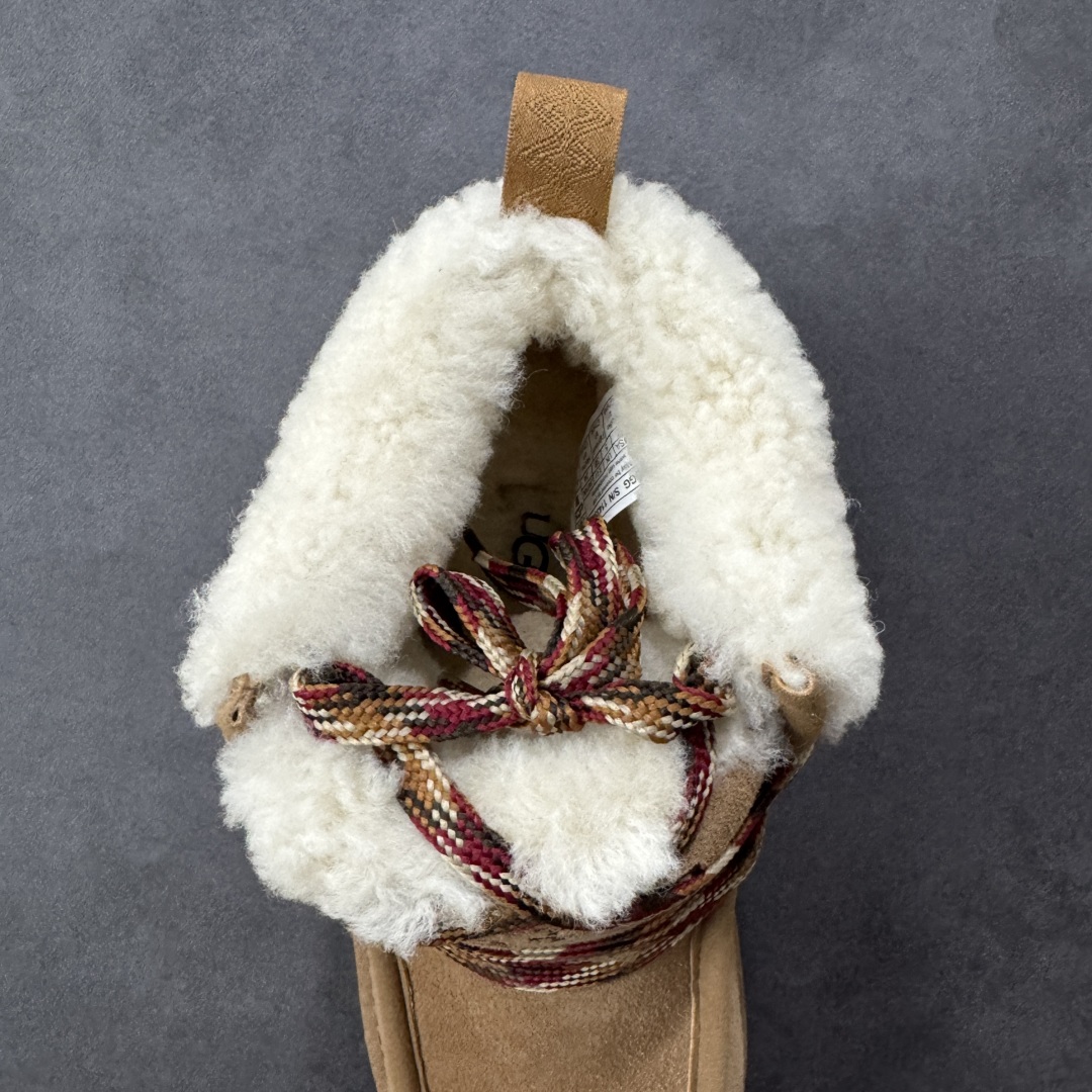 图片[7]-【SP顶级版】UGG 3954 系列 秋冬羊毛一体雪地靴 原代工厂隆丰A级真羊毛皮一体完全遵循正平正品，精选A级羊皮毛一体材质，内里毛绒如云朵般包裹双脚，白带恒温属性一寒锁温抗冻，股季透气排湿，让双脚时刻处于干爽舒适的状态，轻量化设计搭配柔韧鞋底，每一步都似踩在软垫上，再加上贴合足型的弧度与足跟支撑，无论是居家休憩,外出通勤还是日常跑腿，全天行走也无负担。 从经典高筒靴到简约拖鞋，从基础中性色到潮流设计，既能与牛仔裤、卫衣打造随性日常，也能搭配裙子、男女同款更能轻松适配情侣穿搭。 优质羊皮毛天生耐磨损，搭配扎实工艺与防水科技加持，能抵御日常磨损与雨雪侵袭。一双穿数年仍能保持柔软质感💪🏻 尺码：35-40-选品中心