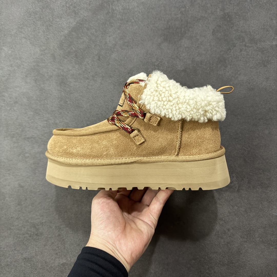 图片[2]-【SP顶级版】UGG 3954 系列 秋冬羊毛一体雪地靴 原代工厂隆丰A级真羊毛皮一体完全遵循正平正品，精选A级羊皮毛一体材质，内里毛绒如云朵般包裹双脚，白带恒温属性一寒锁温抗冻，股季透气排湿，让双脚时刻处于干爽舒适的状态，轻量化设计搭配柔韧鞋底，每一步都似踩在软垫上，再加上贴合足型的弧度与足跟支撑，无论是居家休憩,外出通勤还是日常跑腿，全天行走也无负担。 从经典高筒靴到简约拖鞋，从基础中性色到潮流设计，既能与牛仔裤、卫衣打造随性日常，也能搭配裙子、男女同款更能轻松适配情侣穿搭。 优质羊皮毛天生耐磨损，搭配扎实工艺与防水科技加持，能抵御日常磨损与雨雪侵袭。一双穿数年仍能保持柔软质感💪🏻 尺码：35-40-选品中心