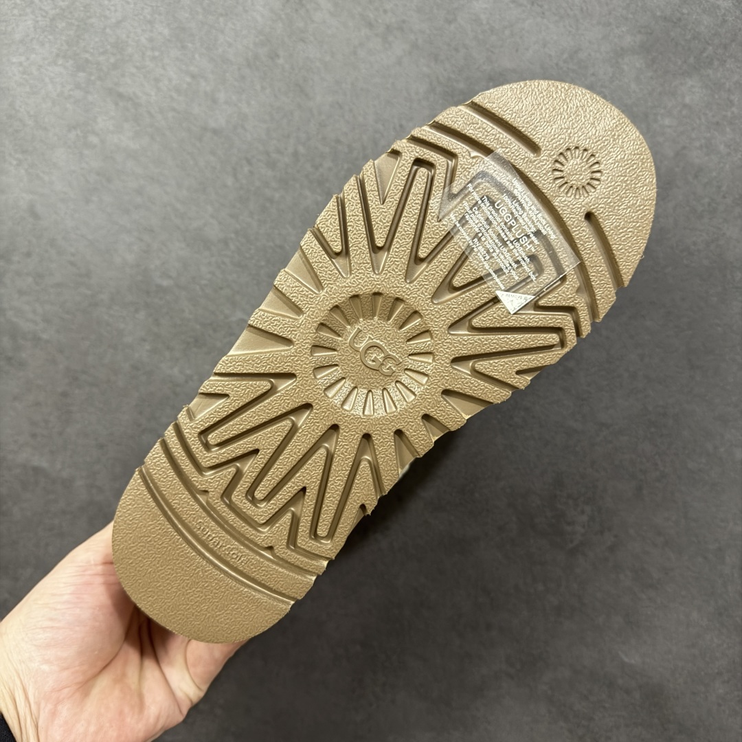 图片[9]-【SP顶级版】UGG 3954 系列 秋冬羊毛一体雪地靴 原代工厂隆丰A级真羊毛皮一体完全遵循正平正品，精选A级羊皮毛一体材质，内里毛绒如云朵般包裹双脚，白带恒温属性一寒锁温抗冻，股季透气排湿，让双脚时刻处于干爽舒适的状态，轻量化设计搭配柔韧鞋底，每一步都似踩在软垫上，再加上贴合足型的弧度与足跟支撑，无论是居家休憩,外出通勤还是日常跑腿，全天行走也无负担。 从经典高筒靴到简约拖鞋，从基础中性色到潮流设计，既能与牛仔裤、卫衣打造随性日常，也能搭配裙子、男女同款更能轻松适配情侣穿搭。 优质羊皮毛天生耐磨损，搭配扎实工艺与防水科技加持，能抵御日常磨损与雨雪侵袭。一双穿数年仍能保持柔软质感💪🏻 尺码：35-40-选品中心