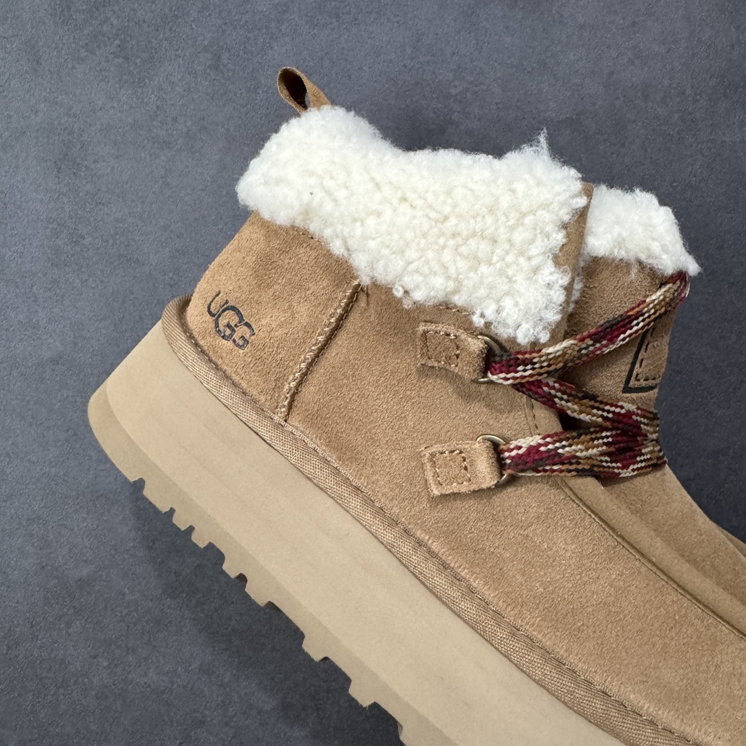 图片[6]-【SP顶级版】UGG 3954 系列 秋冬羊毛一体雪地靴 原代工厂隆丰A级真羊毛皮一体完全遵循正平正品，精选A级羊皮毛一体材质，内里毛绒如云朵般包裹双脚，白带恒温属性一寒锁温抗冻，股季透气排湿，让双脚时刻处于干爽舒适的状态，轻量化设计搭配柔韧鞋底，每一步都似踩在软垫上，再加上贴合足型的弧度与足跟支撑，无论是居家休憩,外出通勤还是日常跑腿，全天行走也无负担。 从经典高筒靴到简约拖鞋，从基础中性色到潮流设计，既能与牛仔裤、卫衣打造随性日常，也能搭配裙子、男女同款更能轻松适配情侣穿搭。 优质羊皮毛天生耐磨损，搭配扎实工艺与防水科技加持，能抵御日常磨损与雨雪侵袭。一双穿数年仍能保持柔软质感💪🏻 尺码：35-40-选品中心