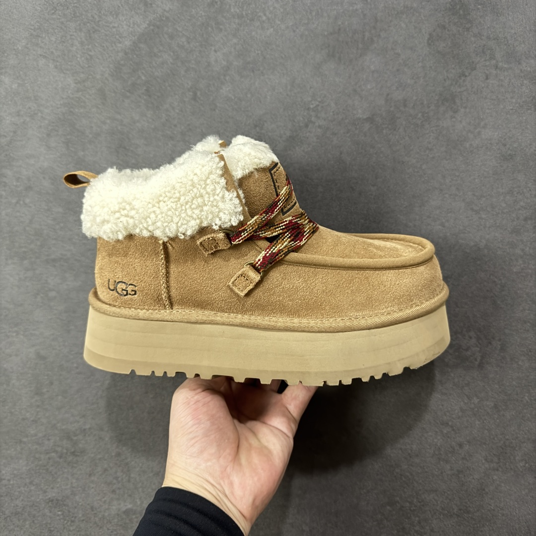 【SP顶级版】UGG 3954 系列 秋冬羊毛一体雪地靴 原代工厂隆丰A级真羊毛皮一体完全遵循正平正品,精选A级羊皮毛一体材质,内里毛绒如云朵般包裹双脚,白带恒温属性一寒锁温抗冻,股季透气排湿,让双脚时刻处于干爽舒适的状态,轻量化设计搭配柔韧鞋底,每一步都似踩在软垫上,再加上贴合足型的弧度与足跟支撑,无论是居家休憩,外出通勤还是日常跑腿,全天行走也无负担。 从经典高筒靴到简约拖鞋,从基础中性色到潮流设计,既能与牛仔裤、卫衣打造随性日常,也能搭配裙子、男女同款更能轻松适配情侣穿搭。 优质羊皮毛天生耐磨损,搭配扎实工艺与防水科技加持,能抵御日常磨损与雨雪侵袭。一双穿数年仍能保持柔软质感💪🏻 尺码:35-40-选品中心