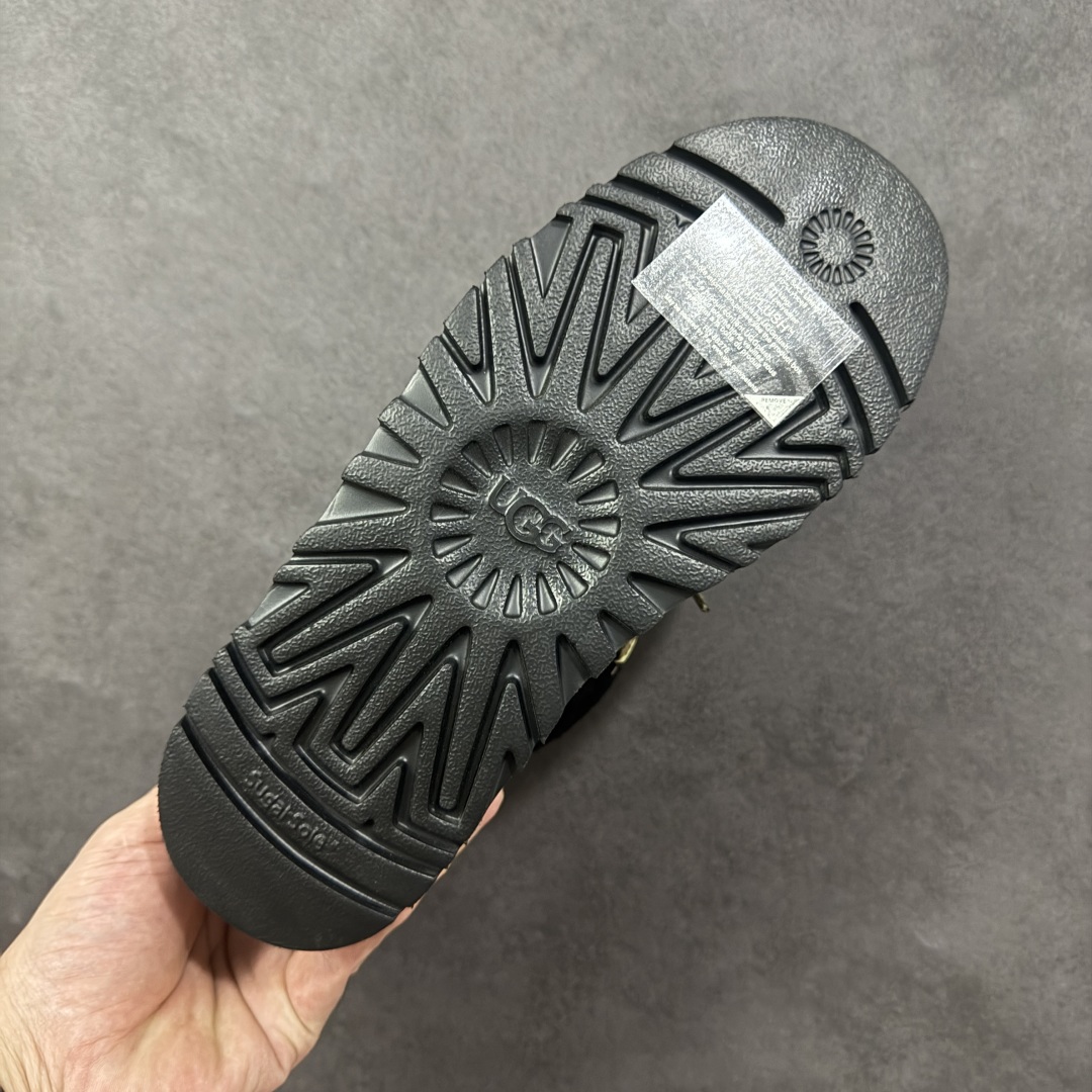 图片[9]-【SP顶级版】UGG 3954 系列 秋冬羊毛一体雪地靴 原代工厂隆丰A级真羊毛皮一体完全遵循正平正品，精选A级羊皮毛一体材质，内里毛绒如云朵般包裹双脚，白带恒温属性一寒锁温抗冻，股季透气排湿，让双脚时刻处于干爽舒适的状态，轻量化设计搭配柔韧鞋底，每一步都似踩在软垫上，再加上贴合足型的弧度与足跟支撑，无论是居家休憩,外出通勤还是日常跑腿，全天行走也无负担。 从经典高筒靴到简约拖鞋，从基础中性色到潮流设计，既能与牛仔裤、卫衣打造随性日常，也能搭配裙子、男女同款更能轻松适配情侣穿搭。 优质羊皮毛天生耐磨损，搭配扎实工艺与防水科技加持，能抵御日常磨损与雨雪侵袭。一双穿数年仍能保持柔软质感💪🏻 尺码：35-40-选品中心