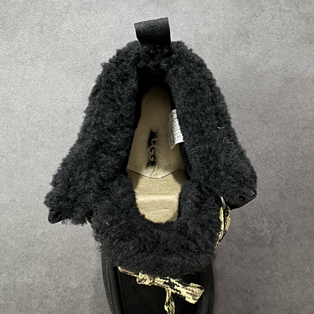 图片[7]-【SP顶级版】UGG 3954 系列 秋冬羊毛一体雪地靴 原代工厂隆丰A级真羊毛皮一体完全遵循正平正品，精选A级羊皮毛一体材质，内里毛绒如云朵般包裹双脚，白带恒温属性一寒锁温抗冻，股季透气排湿，让双脚时刻处于干爽舒适的状态，轻量化设计搭配柔韧鞋底，每一步都似踩在软垫上，再加上贴合足型的弧度与足跟支撑，无论是居家休憩,外出通勤还是日常跑腿，全天行走也无负担。 从经典高筒靴到简约拖鞋，从基础中性色到潮流设计，既能与牛仔裤、卫衣打造随性日常，也能搭配裙子、男女同款更能轻松适配情侣穿搭。 优质羊皮毛天生耐磨损，搭配扎实工艺与防水科技加持，能抵御日常磨损与雨雪侵袭。一双穿数年仍能保持柔软质感💪🏻 尺码：35-40-选品中心