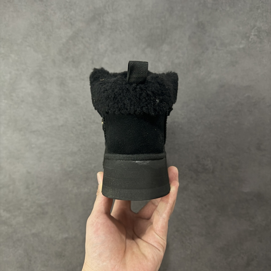 图片[4]-【SP顶级版】UGG 3954 系列 秋冬羊毛一体雪地靴 原代工厂隆丰A级真羊毛皮一体完全遵循正平正品，精选A级羊皮毛一体材质，内里毛绒如云朵般包裹双脚，白带恒温属性一寒锁温抗冻，股季透气排湿，让双脚时刻处于干爽舒适的状态，轻量化设计搭配柔韧鞋底，每一步都似踩在软垫上，再加上贴合足型的弧度与足跟支撑，无论是居家休憩,外出通勤还是日常跑腿，全天行走也无负担。 从经典高筒靴到简约拖鞋，从基础中性色到潮流设计，既能与牛仔裤、卫衣打造随性日常，也能搭配裙子、男女同款更能轻松适配情侣穿搭。 优质羊皮毛天生耐磨损，搭配扎实工艺与防水科技加持，能抵御日常磨损与雨雪侵袭。一双穿数年仍能保持柔软质感💪🏻 尺码：35-40-选品中心