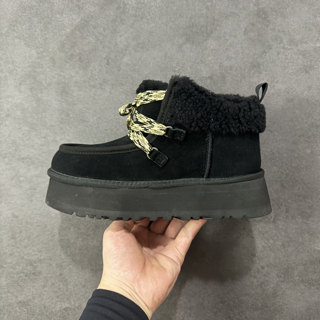 图片[2]-【SP顶级版】UGG 3954 系列 秋冬羊毛一体雪地靴 原代工厂隆丰A级真羊毛皮一体完全遵循正平正品，精选A级羊皮毛一体材质，内里毛绒如云朵般包裹双脚，白带恒温属性一寒锁温抗冻，股季透气排湿，让双脚时刻处于干爽舒适的状态，轻量化设计搭配柔韧鞋底，每一步都似踩在软垫上，再加上贴合足型的弧度与足跟支撑，无论是居家休憩,外出通勤还是日常跑腿，全天行走也无负担。 从经典高筒靴到简约拖鞋，从基础中性色到潮流设计，既能与牛仔裤、卫衣打造随性日常，也能搭配裙子、男女同款更能轻松适配情侣穿搭。 优质羊皮毛天生耐磨损，搭配扎实工艺与防水科技加持，能抵御日常磨损与雨雪侵袭。一双穿数年仍能保持柔软质感💪🏻 尺码：35-40-选品中心