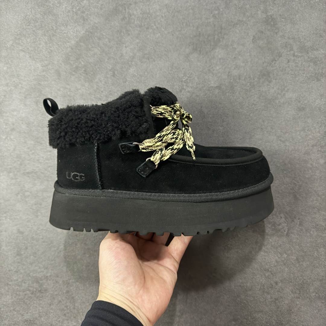 【SP顶级版】UGG 3954 系列 秋冬羊毛一体雪地靴 原代工厂隆丰A级真羊毛皮一体完全遵循正平正品,精选A级羊皮毛一体材质,内里毛绒如云朵般包裹双脚,白带恒温属性一寒锁温抗冻,股季透气排湿,让双脚时刻处于干爽舒适的状态,轻量化设计搭配柔韧鞋底,每一步都似踩在软垫上,再加上贴合足型的弧度与足跟支撑,无论是居家休憩,外出通勤还是日常跑腿,全天行走也无负担。 从经典高筒靴到简约拖鞋,从基础中性色到潮流设计,既能与牛仔裤、卫衣打造随性日常,也能搭配裙子、男女同款更能轻松适配情侣穿搭。 优质羊皮毛天生耐磨损,搭配扎实工艺与防水科技加持,能抵御日常磨损与雨雪侵袭。一双穿数年仍能保持柔软质感💪🏻 尺码:35-40-选品中心
