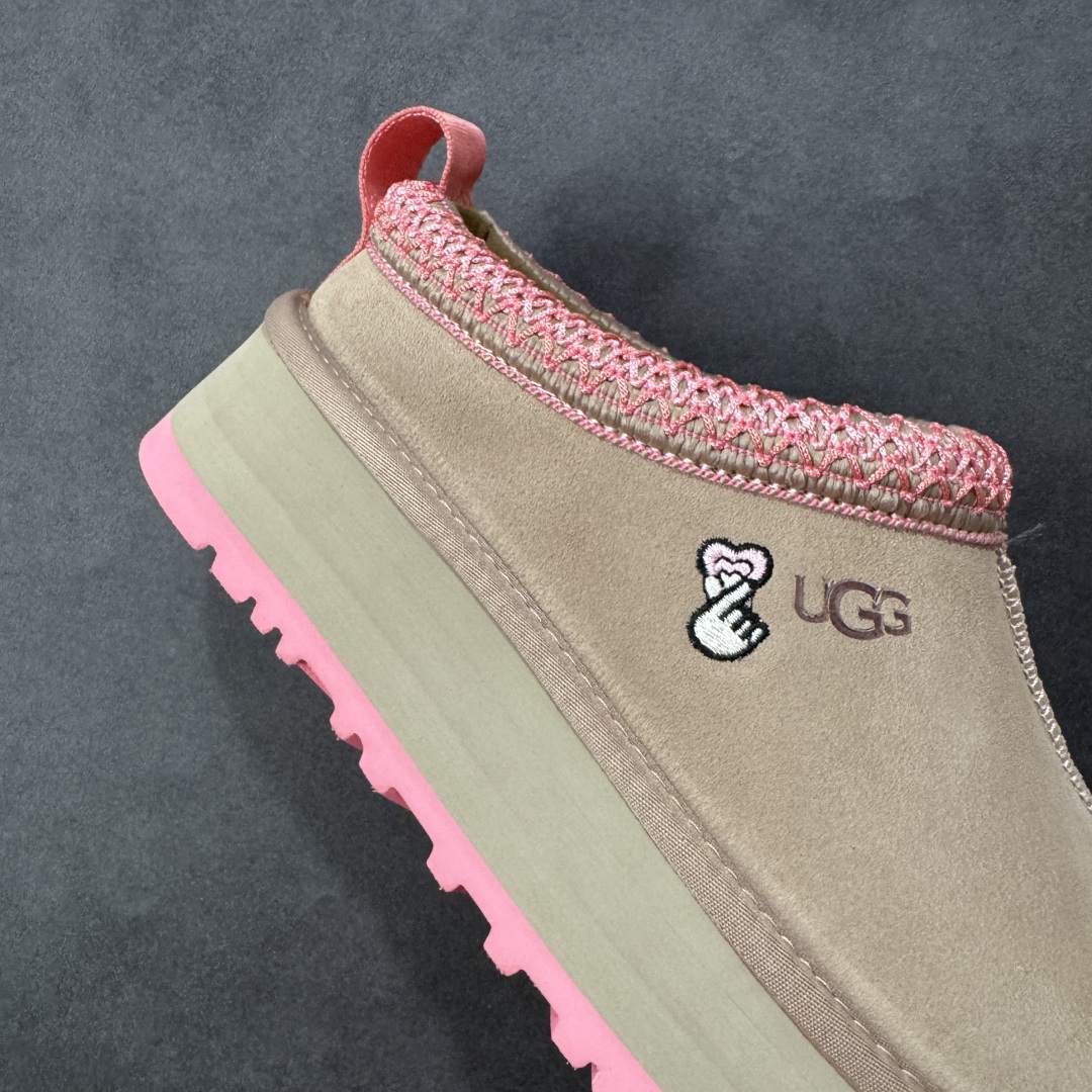 图片[6]-【SP顶级版】UGG 2553 系列 秋冬羊毛一体雪地靴 原代工厂隆丰A级真羊毛皮一体完全遵循正平正品，精选A级羊皮毛一体材质，内里毛绒如云朵般包裹双脚，白带恒温属性一寒锁温抗冻，股季透气排湿，让双脚时刻处于干爽舒适的状态，轻量化设计搭配柔韧鞋底，每一步都似踩在软垫上，再加上贴合足型的弧度与足跟支撑，无论是居家休憩,外出通勤还是日常跑腿，全天行走也无负担。 从经典高筒靴到简约拖鞋，从基础中性色到潮流设计，既能与牛仔裤、卫衣打造随性日常，也能搭配裙子、男女同款更能轻松适配情侣穿搭。 优质羊皮毛天生耐磨损，搭配扎实工艺与防水科技加持，能抵御日常磨损与雨雪侵袭。一双穿数年仍能保持柔软质感💪🏻 尺码：35-41-选品中心