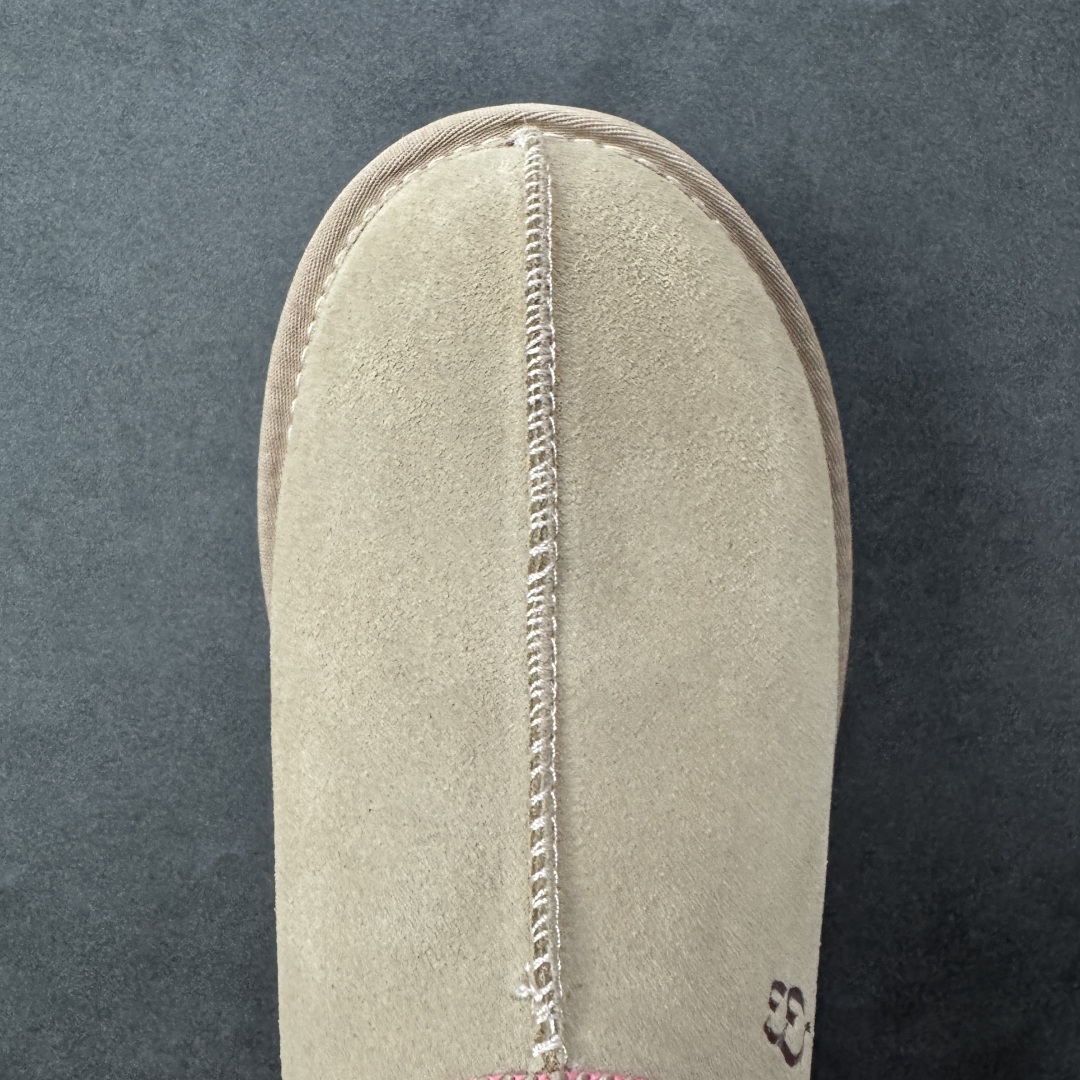 图片[8]-【SP顶级版】UGG 2553 系列 秋冬羊毛一体雪地靴 原代工厂隆丰A级真羊毛皮一体完全遵循正平正品，精选A级羊皮毛一体材质，内里毛绒如云朵般包裹双脚，白带恒温属性一寒锁温抗冻，股季透气排湿，让双脚时刻处于干爽舒适的状态，轻量化设计搭配柔韧鞋底，每一步都似踩在软垫上，再加上贴合足型的弧度与足跟支撑，无论是居家休憩,外出通勤还是日常跑腿，全天行走也无负担。 从经典高筒靴到简约拖鞋，从基础中性色到潮流设计，既能与牛仔裤、卫衣打造随性日常，也能搭配裙子、男女同款更能轻松适配情侣穿搭。 优质羊皮毛天生耐磨损，搭配扎实工艺与防水科技加持，能抵御日常磨损与雨雪侵袭。一双穿数年仍能保持柔软质感💪🏻 尺码：35-41-选品中心