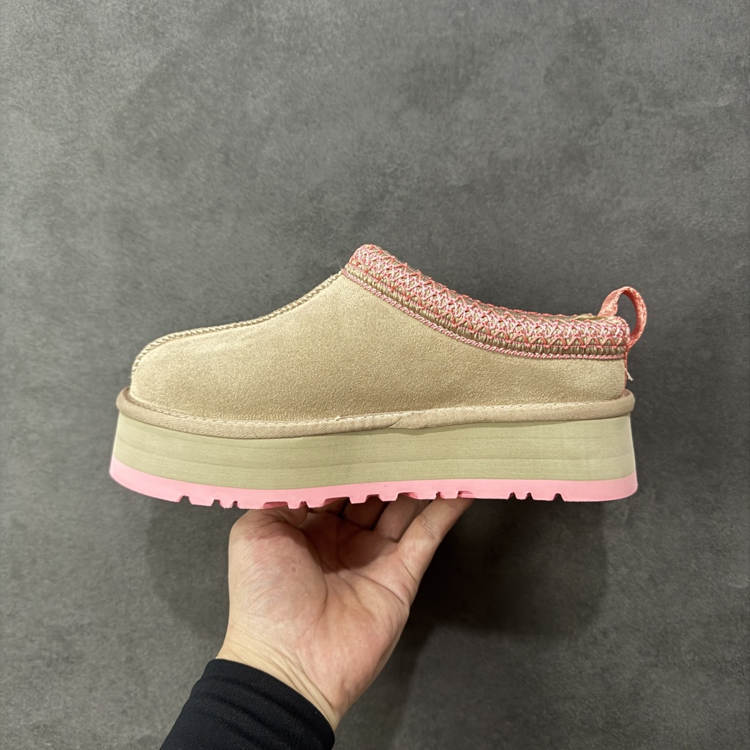 图片[2]-【SP顶级版】UGG 2553 系列 秋冬羊毛一体雪地靴 原代工厂隆丰A级真羊毛皮一体完全遵循正平正品，精选A级羊皮毛一体材质，内里毛绒如云朵般包裹双脚，白带恒温属性一寒锁温抗冻，股季透气排湿，让双脚时刻处于干爽舒适的状态，轻量化设计搭配柔韧鞋底，每一步都似踩在软垫上，再加上贴合足型的弧度与足跟支撑，无论是居家休憩,外出通勤还是日常跑腿，全天行走也无负担。 从经典高筒靴到简约拖鞋，从基础中性色到潮流设计，既能与牛仔裤、卫衣打造随性日常，也能搭配裙子、男女同款更能轻松适配情侣穿搭。 优质羊皮毛天生耐磨损，搭配扎实工艺与防水科技加持，能抵御日常磨损与雨雪侵袭。一双穿数年仍能保持柔软质感💪🏻 尺码：35-41-选品中心