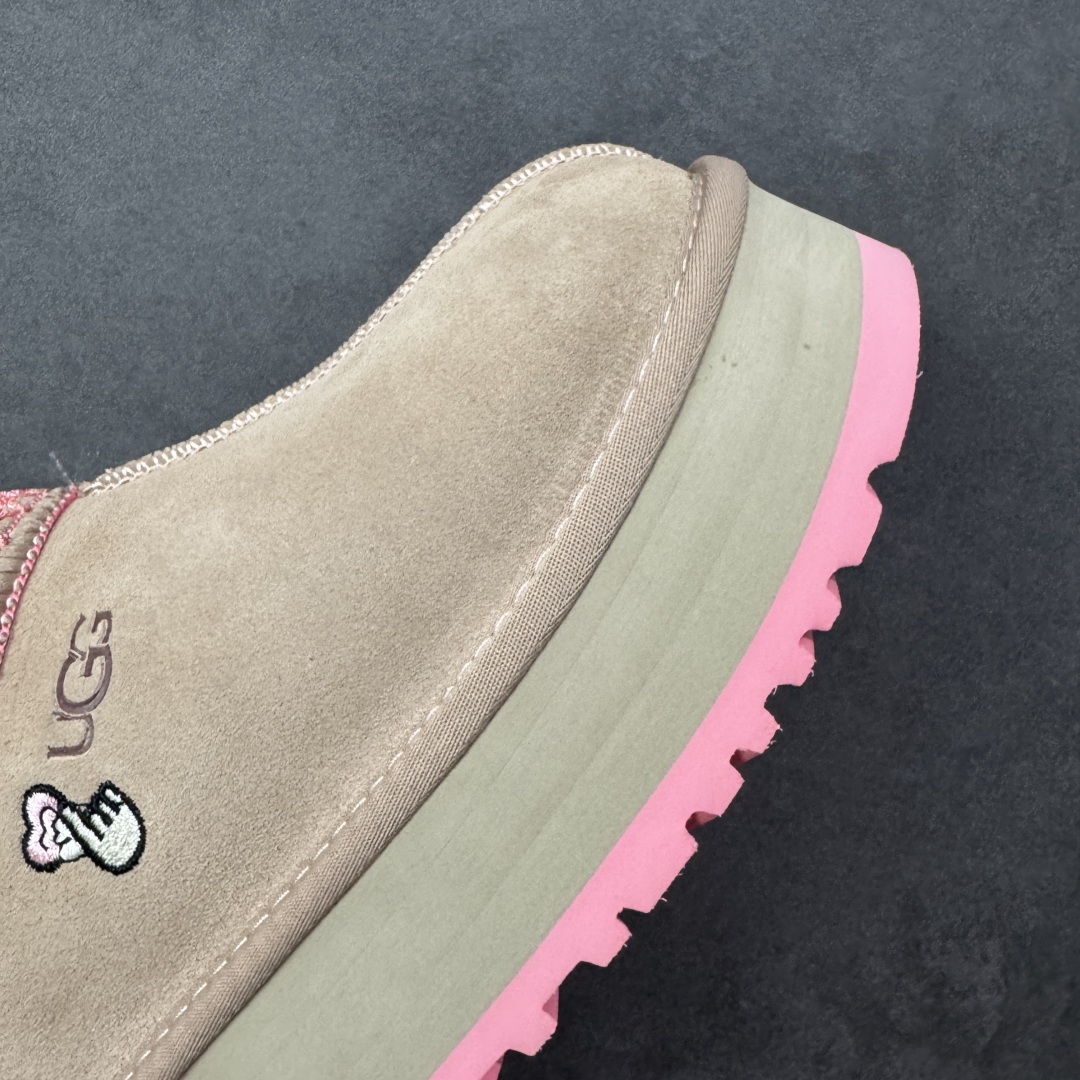 图片[5]-【SP顶级版】UGG 2553 系列 秋冬羊毛一体雪地靴 原代工厂隆丰A级真羊毛皮一体完全遵循正平正品，精选A级羊皮毛一体材质，内里毛绒如云朵般包裹双脚，白带恒温属性一寒锁温抗冻，股季透气排湿，让双脚时刻处于干爽舒适的状态，轻量化设计搭配柔韧鞋底，每一步都似踩在软垫上，再加上贴合足型的弧度与足跟支撑，无论是居家休憩,外出通勤还是日常跑腿，全天行走也无负担。 从经典高筒靴到简约拖鞋，从基础中性色到潮流设计，既能与牛仔裤、卫衣打造随性日常，也能搭配裙子、男女同款更能轻松适配情侣穿搭。 优质羊皮毛天生耐磨损，搭配扎实工艺与防水科技加持，能抵御日常磨损与雨雪侵袭。一双穿数年仍能保持柔软质感💪🏻 尺码：35-41-选品中心