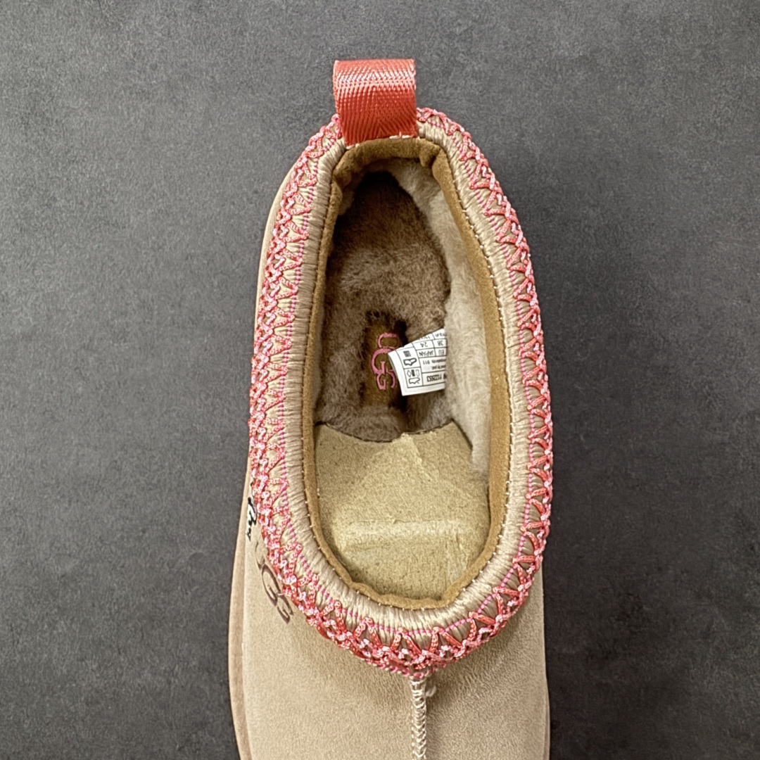 图片[7]-【SP顶级版】UGG 2553 系列 秋冬羊毛一体雪地靴 原代工厂隆丰A级真羊毛皮一体完全遵循正平正品，精选A级羊皮毛一体材质，内里毛绒如云朵般包裹双脚，白带恒温属性一寒锁温抗冻，股季透气排湿，让双脚时刻处于干爽舒适的状态，轻量化设计搭配柔韧鞋底，每一步都似踩在软垫上，再加上贴合足型的弧度与足跟支撑，无论是居家休憩,外出通勤还是日常跑腿，全天行走也无负担。 从经典高筒靴到简约拖鞋，从基础中性色到潮流设计，既能与牛仔裤、卫衣打造随性日常，也能搭配裙子、男女同款更能轻松适配情侣穿搭。 优质羊皮毛天生耐磨损，搭配扎实工艺与防水科技加持，能抵御日常磨损与雨雪侵袭。一双穿数年仍能保持柔软质感💪🏻 尺码：35-41-选品中心