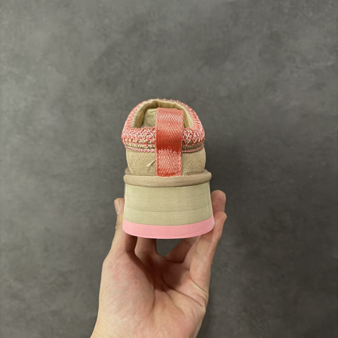 图片[4]-【SP顶级版】UGG 2553 系列 秋冬羊毛一体雪地靴 原代工厂隆丰A级真羊毛皮一体完全遵循正平正品，精选A级羊皮毛一体材质，内里毛绒如云朵般包裹双脚，白带恒温属性一寒锁温抗冻，股季透气排湿，让双脚时刻处于干爽舒适的状态，轻量化设计搭配柔韧鞋底，每一步都似踩在软垫上，再加上贴合足型的弧度与足跟支撑，无论是居家休憩,外出通勤还是日常跑腿，全天行走也无负担。 从经典高筒靴到简约拖鞋，从基础中性色到潮流设计，既能与牛仔裤、卫衣打造随性日常，也能搭配裙子、男女同款更能轻松适配情侣穿搭。 优质羊皮毛天生耐磨损，搭配扎实工艺与防水科技加持，能抵御日常磨损与雨雪侵袭。一双穿数年仍能保持柔软质感💪🏻 尺码：35-41-选品中心