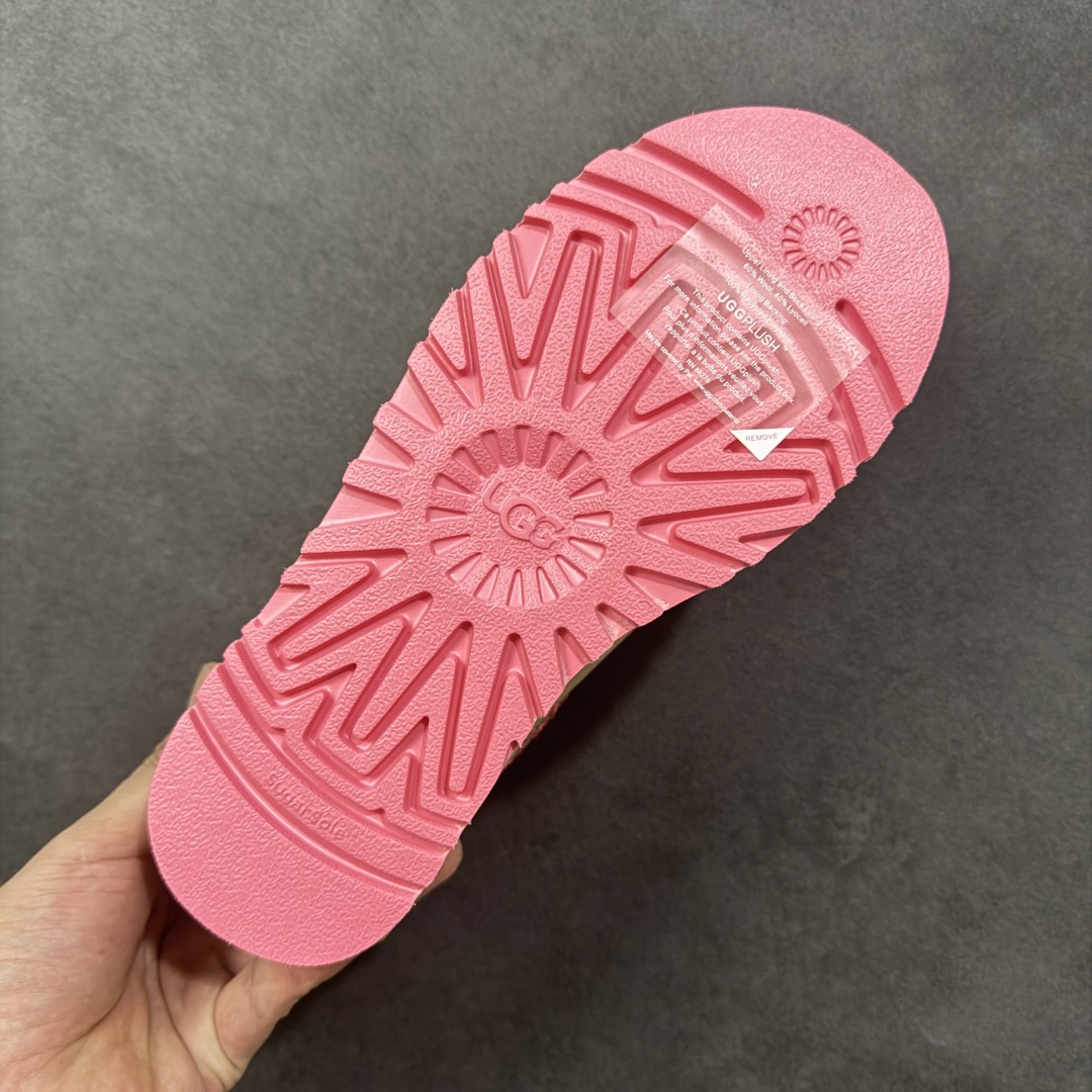 图片[9]-【SP顶级版】UGG 2553 系列 秋冬羊毛一体雪地靴 原代工厂隆丰A级真羊毛皮一体完全遵循正平正品，精选A级羊皮毛一体材质，内里毛绒如云朵般包裹双脚，白带恒温属性一寒锁温抗冻，股季透气排湿，让双脚时刻处于干爽舒适的状态，轻量化设计搭配柔韧鞋底，每一步都似踩在软垫上，再加上贴合足型的弧度与足跟支撑，无论是居家休憩,外出通勤还是日常跑腿，全天行走也无负担。 从经典高筒靴到简约拖鞋，从基础中性色到潮流设计，既能与牛仔裤、卫衣打造随性日常，也能搭配裙子、男女同款更能轻松适配情侣穿搭。 优质羊皮毛天生耐磨损，搭配扎实工艺与防水科技加持，能抵御日常磨损与雨雪侵袭。一双穿数年仍能保持柔软质感💪🏻 尺码：35-41-选品中心