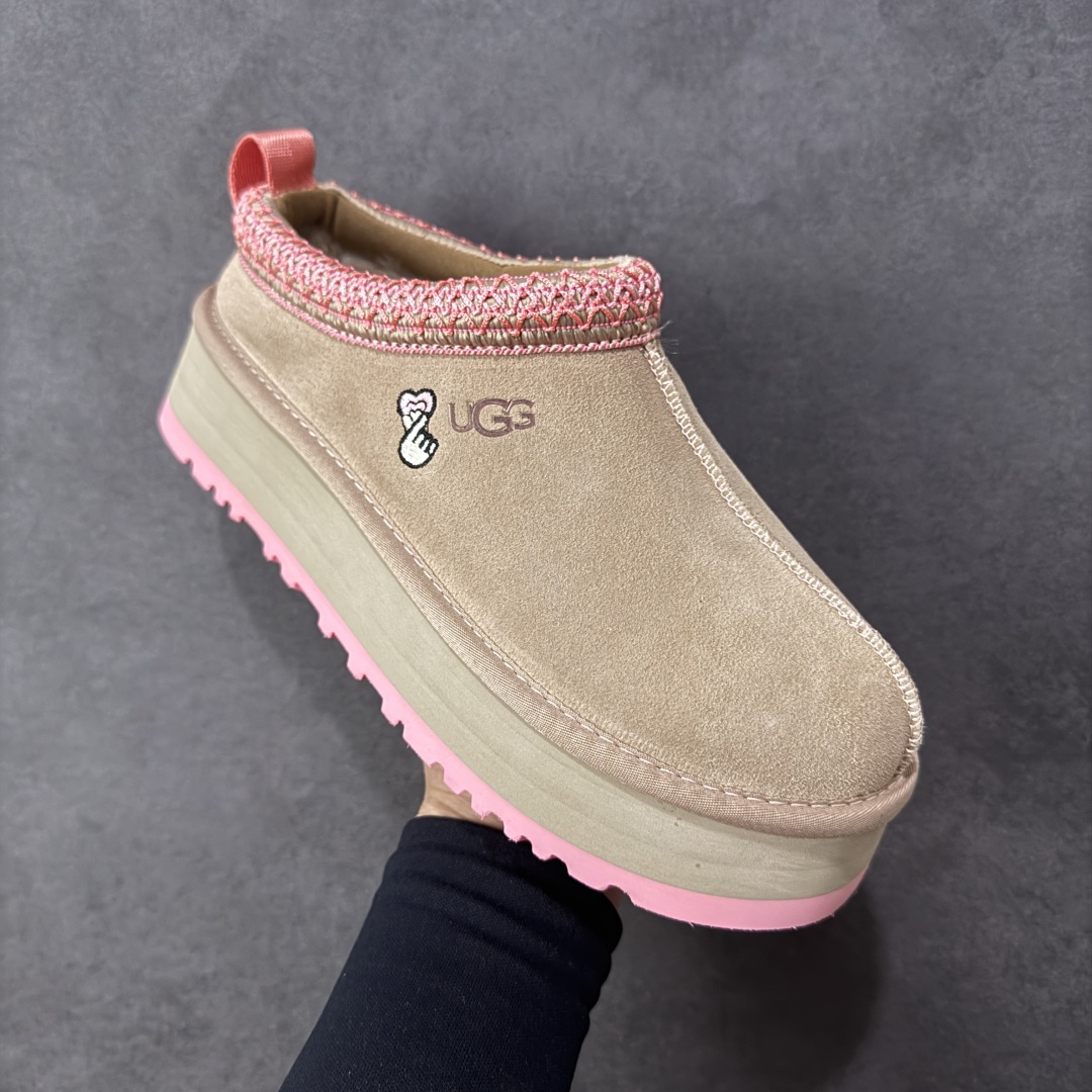 图片[3]-【SP顶级版】UGG 2553 系列 秋冬羊毛一体雪地靴 原代工厂隆丰A级真羊毛皮一体完全遵循正平正品，精选A级羊皮毛一体材质，内里毛绒如云朵般包裹双脚，白带恒温属性一寒锁温抗冻，股季透气排湿，让双脚时刻处于干爽舒适的状态，轻量化设计搭配柔韧鞋底，每一步都似踩在软垫上，再加上贴合足型的弧度与足跟支撑，无论是居家休憩,外出通勤还是日常跑腿，全天行走也无负担。 从经典高筒靴到简约拖鞋，从基础中性色到潮流设计，既能与牛仔裤、卫衣打造随性日常，也能搭配裙子、男女同款更能轻松适配情侣穿搭。 优质羊皮毛天生耐磨损，搭配扎实工艺与防水科技加持，能抵御日常磨损与雨雪侵袭。一双穿数年仍能保持柔软质感💪🏻 尺码：35-41-选品中心