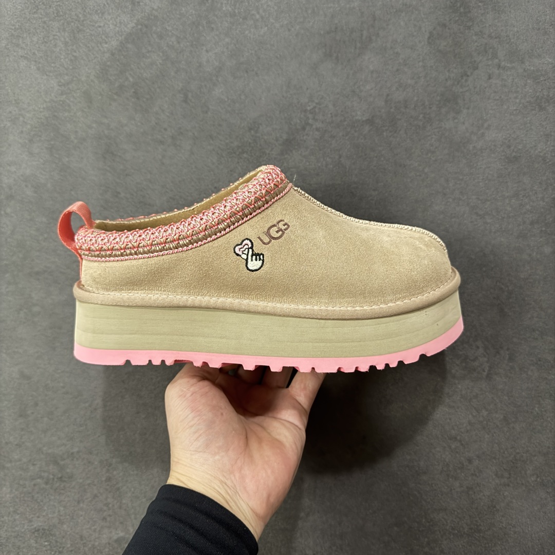 【SP顶级版】UGG 2553 系列 秋冬羊毛一体雪地靴 原代工厂隆丰A级真羊毛皮一体完全遵循正平正品,精选A级羊皮毛一体材质,内里毛绒如云朵般包裹双脚,白带恒温属性一寒锁温抗冻,股季透气排湿,让双脚时刻处于干爽舒适的状态,轻量化设计搭配柔韧鞋底,每一步都似踩在软垫上,再加上贴合足型的弧度与足跟支撑,无论是居家休憩,外出通勤还是日常跑腿,全天行走也无负担。 从经典高筒靴到简约拖鞋,从基础中性色到潮流设计,既能与牛仔裤、卫衣打造随性日常,也能搭配裙子、男女同款更能轻松适配情侣穿搭。 优质羊皮毛天生耐磨损,搭配扎实工艺与防水科技加持,能抵御日常磨损与雨雪侵袭。一双穿数年仍能保持柔软质感💪🏻 尺码:35-41-选品中心