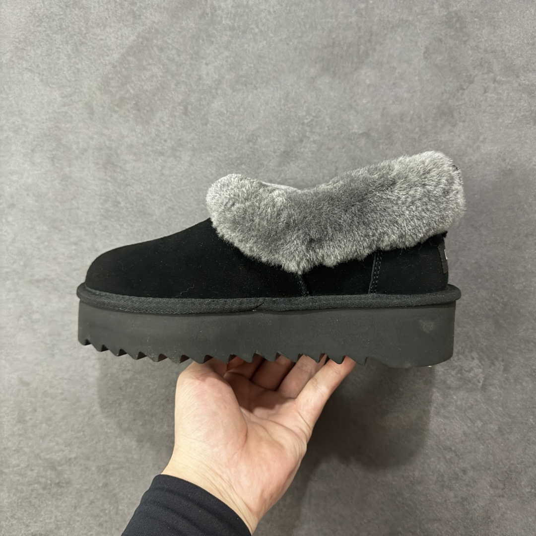 图片[2]-【SP顶级版】UGG 6733 系列 秋冬羊毛一体雪地靴 原代工厂隆丰A级真羊毛皮一体完全遵循正平正品，精选A级羊皮毛一体材质，内里毛绒如云朵般包裹双脚，白带恒温属性一寒锁温抗冻，股季透气排湿，让双脚时刻处于干爽舒适的状态，轻量化设计搭配柔韧鞋底，每一步都似踩在软垫上，再加上贴合足型的弧度与足跟支撑，无论是居家休憩,外出通勤还是日常跑腿，全天行走也无负担。 从经典高筒靴到简约拖鞋，从基础中性色到潮流设计，既能与牛仔裤、卫衣打造随性日常，也能搭配裙子、男女同款更能轻松适配情侣穿搭。 优质羊皮毛天生耐磨损，搭配扎实工艺与防水科技加持，能抵御日常磨损与雨雪侵袭。一双穿数年仍能保持柔软质感💪🏻 尺码：35-40-选品中心