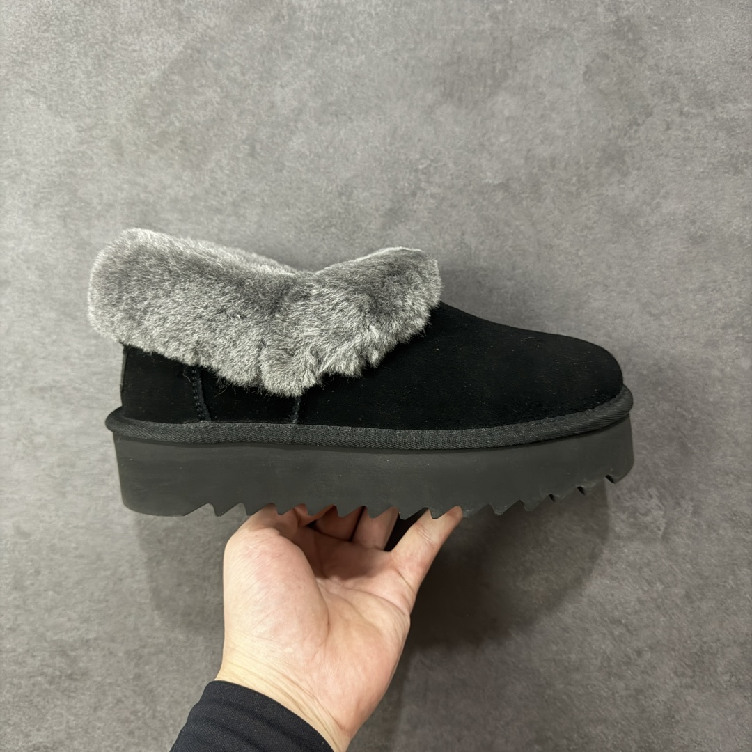 【SP顶级版】UGG 6733 系列 秋冬羊毛一体雪地靴 原代工厂隆丰A级真羊毛皮一体完全遵循正平正品,精选A级羊皮毛一体材质,内里毛绒如云朵般包裹双脚,白带恒温属性一寒锁温抗冻,股季透气排湿,让双脚时刻处于干爽舒适的状态,轻量化设计搭配柔韧鞋底,每一步都似踩在软垫上,再加上贴合足型的弧度与足跟支撑,无论是居家休憩,外出通勤还是日常跑腿,全天行走也无负担。 从经典高筒靴到简约拖鞋,从基础中性色到潮流设计,既能与牛仔裤、卫衣打造随性日常,也能搭配裙子、男女同款更能轻松适配情侣穿搭。 优质羊皮毛天生耐磨损,搭配扎实工艺与防水科技加持,能抵御日常磨损与雨雪侵袭。一双穿数年仍能保持柔软质感💪🏻 尺码:35-40-选品中心