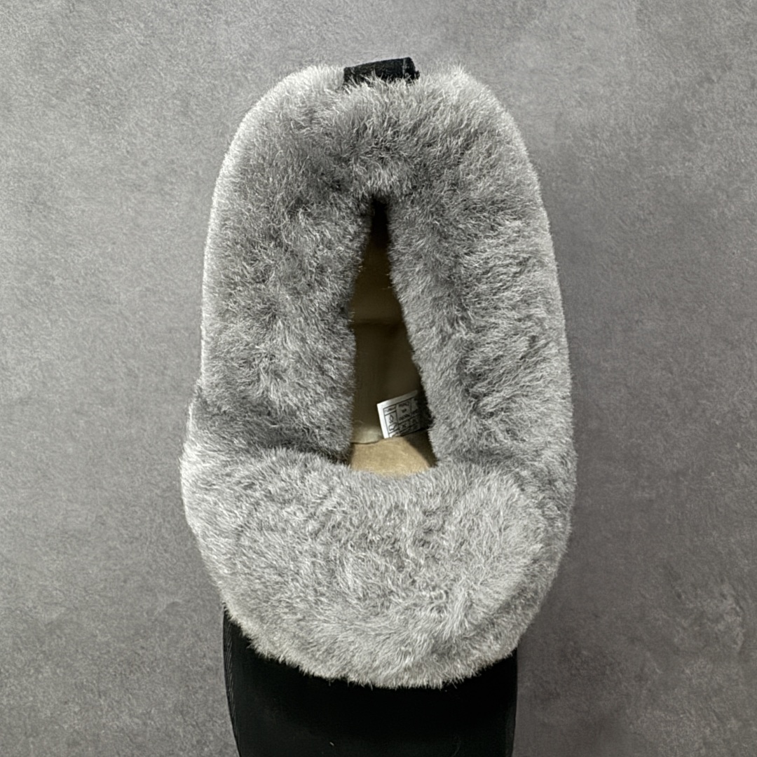 图片[7]-【SP顶级版】UGG 6733 系列 秋冬羊毛一体雪地靴 原代工厂隆丰A级真羊毛皮一体完全遵循正平正品，精选A级羊皮毛一体材质，内里毛绒如云朵般包裹双脚，白带恒温属性一寒锁温抗冻，股季透气排湿，让双脚时刻处于干爽舒适的状态，轻量化设计搭配柔韧鞋底，每一步都似踩在软垫上，再加上贴合足型的弧度与足跟支撑，无论是居家休憩,外出通勤还是日常跑腿，全天行走也无负担。 从经典高筒靴到简约拖鞋，从基础中性色到潮流设计，既能与牛仔裤、卫衣打造随性日常，也能搭配裙子、男女同款更能轻松适配情侣穿搭。 优质羊皮毛天生耐磨损，搭配扎实工艺与防水科技加持，能抵御日常磨损与雨雪侵袭。一双穿数年仍能保持柔软质感💪🏻 尺码：35-40-选品中心