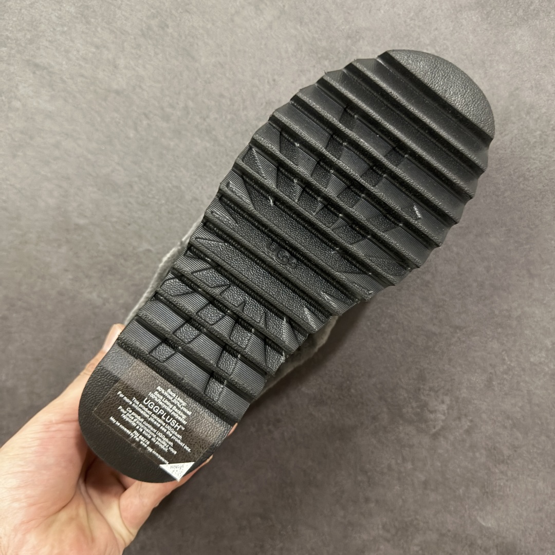 图片[9]-【SP顶级版】UGG 6733 系列 秋冬羊毛一体雪地靴 原代工厂隆丰A级真羊毛皮一体完全遵循正平正品，精选A级羊皮毛一体材质，内里毛绒如云朵般包裹双脚，白带恒温属性一寒锁温抗冻，股季透气排湿，让双脚时刻处于干爽舒适的状态，轻量化设计搭配柔韧鞋底，每一步都似踩在软垫上，再加上贴合足型的弧度与足跟支撑，无论是居家休憩,外出通勤还是日常跑腿，全天行走也无负担。 从经典高筒靴到简约拖鞋，从基础中性色到潮流设计，既能与牛仔裤、卫衣打造随性日常，也能搭配裙子、男女同款更能轻松适配情侣穿搭。 优质羊皮毛天生耐磨损，搭配扎实工艺与防水科技加持，能抵御日常磨损与雨雪侵袭。一双穿数年仍能保持柔软质感💪🏻 尺码：35-40-选品中心