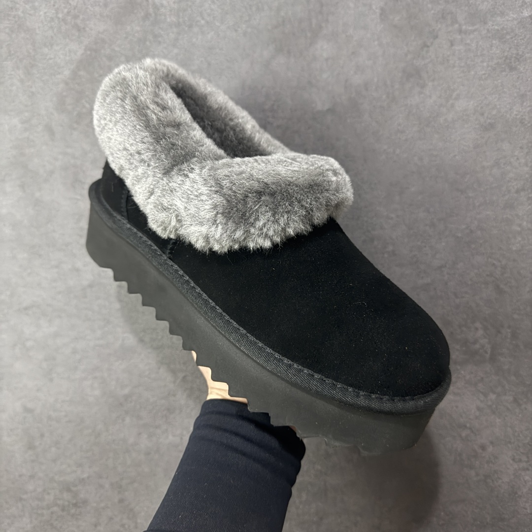 图片[3]-【SP顶级版】UGG 6733 系列 秋冬羊毛一体雪地靴 原代工厂隆丰A级真羊毛皮一体完全遵循正平正品，精选A级羊皮毛一体材质，内里毛绒如云朵般包裹双脚，白带恒温属性一寒锁温抗冻，股季透气排湿，让双脚时刻处于干爽舒适的状态，轻量化设计搭配柔韧鞋底，每一步都似踩在软垫上，再加上贴合足型的弧度与足跟支撑，无论是居家休憩,外出通勤还是日常跑腿，全天行走也无负担。 从经典高筒靴到简约拖鞋，从基础中性色到潮流设计，既能与牛仔裤、卫衣打造随性日常，也能搭配裙子、男女同款更能轻松适配情侣穿搭。 优质羊皮毛天生耐磨损，搭配扎实工艺与防水科技加持，能抵御日常磨损与雨雪侵袭。一双穿数年仍能保持柔软质感💪🏻 尺码：35-40-选品中心