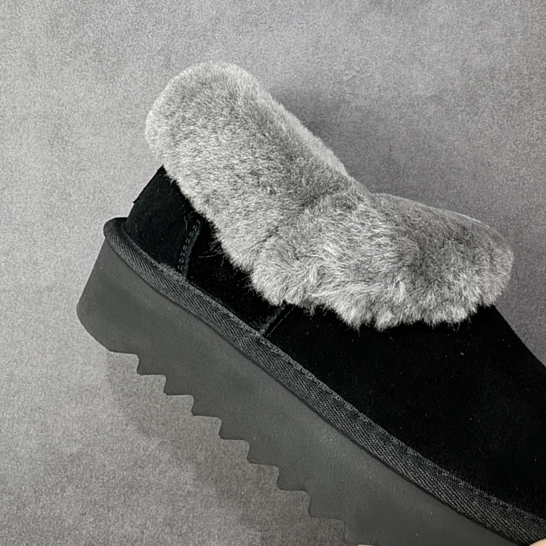 图片[6]-【SP顶级版】UGG 6733 系列 秋冬羊毛一体雪地靴 原代工厂隆丰A级真羊毛皮一体完全遵循正平正品，精选A级羊皮毛一体材质，内里毛绒如云朵般包裹双脚，白带恒温属性一寒锁温抗冻，股季透气排湿，让双脚时刻处于干爽舒适的状态，轻量化设计搭配柔韧鞋底，每一步都似踩在软垫上，再加上贴合足型的弧度与足跟支撑，无论是居家休憩,外出通勤还是日常跑腿，全天行走也无负担。 从经典高筒靴到简约拖鞋，从基础中性色到潮流设计，既能与牛仔裤、卫衣打造随性日常，也能搭配裙子、男女同款更能轻松适配情侣穿搭。 优质羊皮毛天生耐磨损，搭配扎实工艺与防水科技加持，能抵御日常磨损与雨雪侵袭。一双穿数年仍能保持柔软质感💪🏻 尺码：35-40-选品中心