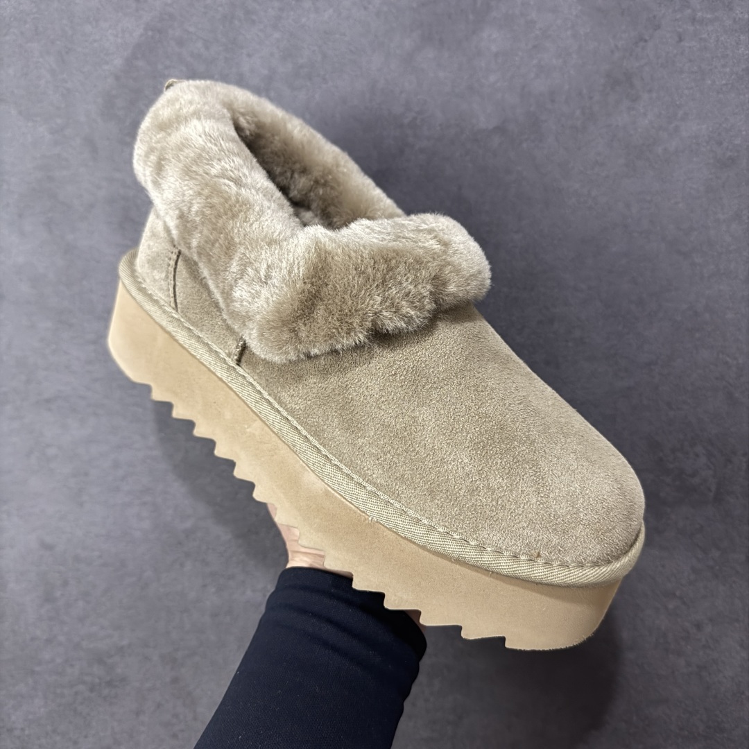 图片[3]-【SP顶级版】UGG 6733 系列 秋冬羊毛一体雪地靴 原代工厂隆丰A级真羊毛皮一体完全遵循正平正品，精选A级羊皮毛一体材质，内里毛绒如云朵般包裹双脚，白带恒温属性一寒锁温抗冻，股季透气排湿，让双脚时刻处于干爽舒适的状态，轻量化设计搭配柔韧鞋底，每一步都似踩在软垫上，再加上贴合足型的弧度与足跟支撑，无论是居家休憩,外出通勤还是日常跑腿，全天行走也无负担。 从经典高筒靴到简约拖鞋，从基础中性色到潮流设计，既能与牛仔裤、卫衣打造随性日常，也能搭配裙子、男女同款更能轻松适配情侣穿搭。 优质羊皮毛天生耐磨损，搭配扎实工艺与防水科技加持，能抵御日常磨损与雨雪侵袭。一双穿数年仍能保持柔软质感💪🏻 尺码：35-40-选品中心