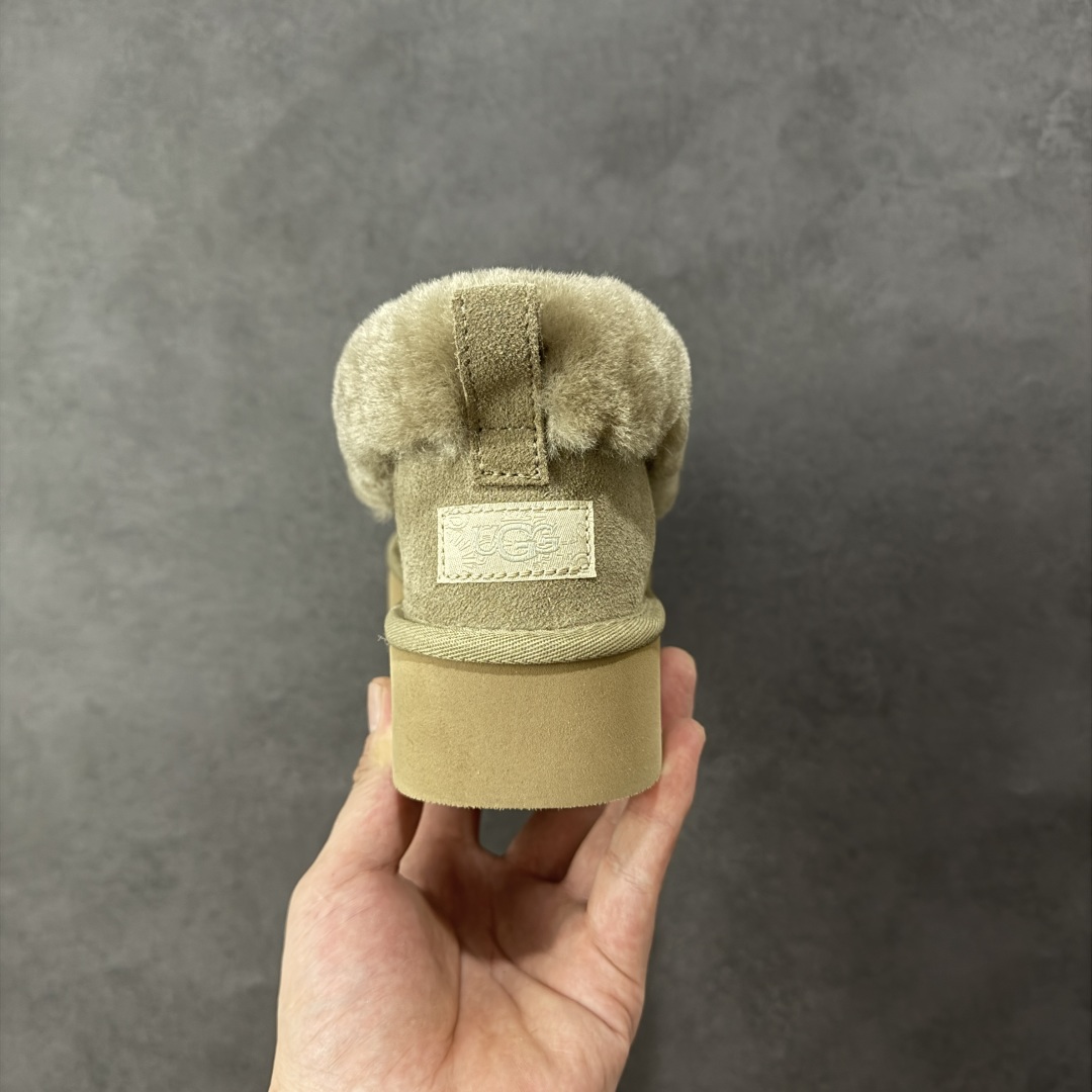 图片[4]-【SP顶级版】UGG 6733 系列 秋冬羊毛一体雪地靴 原代工厂隆丰A级真羊毛皮一体完全遵循正平正品，精选A级羊皮毛一体材质，内里毛绒如云朵般包裹双脚，白带恒温属性一寒锁温抗冻，股季透气排湿，让双脚时刻处于干爽舒适的状态，轻量化设计搭配柔韧鞋底，每一步都似踩在软垫上，再加上贴合足型的弧度与足跟支撑，无论是居家休憩,外出通勤还是日常跑腿，全天行走也无负担。 从经典高筒靴到简约拖鞋，从基础中性色到潮流设计，既能与牛仔裤、卫衣打造随性日常，也能搭配裙子、男女同款更能轻松适配情侣穿搭。 优质羊皮毛天生耐磨损，搭配扎实工艺与防水科技加持，能抵御日常磨损与雨雪侵袭。一双穿数年仍能保持柔软质感💪🏻 尺码：35-40-选品中心