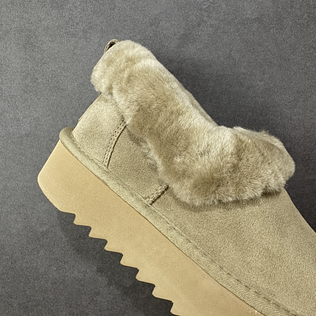 图片[6]-【SP顶级版】UGG 6733 系列 秋冬羊毛一体雪地靴 原代工厂隆丰A级真羊毛皮一体完全遵循正平正品，精选A级羊皮毛一体材质，内里毛绒如云朵般包裹双脚，白带恒温属性一寒锁温抗冻，股季透气排湿，让双脚时刻处于干爽舒适的状态，轻量化设计搭配柔韧鞋底，每一步都似踩在软垫上，再加上贴合足型的弧度与足跟支撑，无论是居家休憩,外出通勤还是日常跑腿，全天行走也无负担。 从经典高筒靴到简约拖鞋，从基础中性色到潮流设计，既能与牛仔裤、卫衣打造随性日常，也能搭配裙子、男女同款更能轻松适配情侣穿搭。 优质羊皮毛天生耐磨损，搭配扎实工艺与防水科技加持，能抵御日常磨损与雨雪侵袭。一双穿数年仍能保持柔软质感💪🏻 尺码：35-40-选品中心