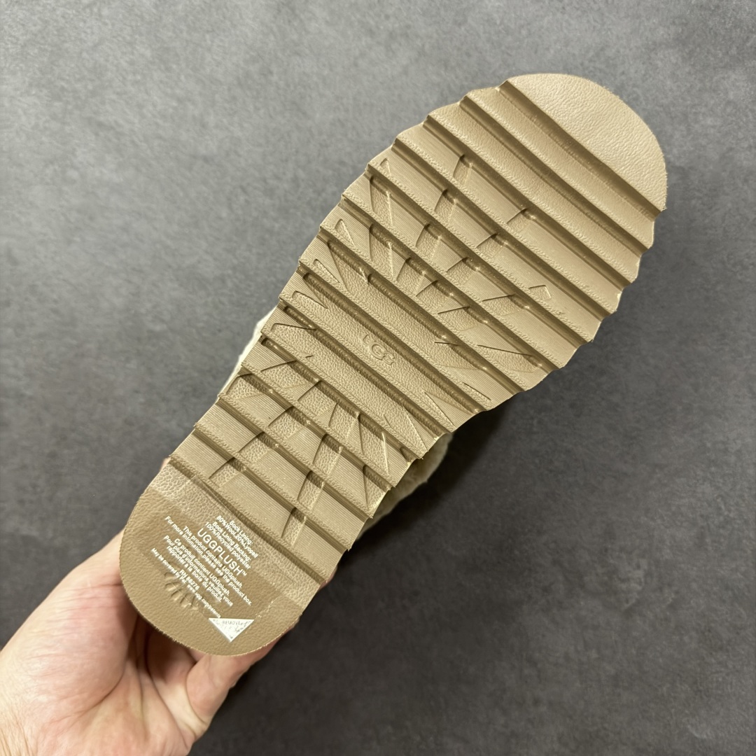 图片[9]-【SP顶级版】UGG 6733 系列 秋冬羊毛一体雪地靴 原代工厂隆丰A级真羊毛皮一体完全遵循正平正品，精选A级羊皮毛一体材质，内里毛绒如云朵般包裹双脚，白带恒温属性一寒锁温抗冻，股季透气排湿，让双脚时刻处于干爽舒适的状态，轻量化设计搭配柔韧鞋底，每一步都似踩在软垫上，再加上贴合足型的弧度与足跟支撑，无论是居家休憩,外出通勤还是日常跑腿，全天行走也无负担。 从经典高筒靴到简约拖鞋，从基础中性色到潮流设计，既能与牛仔裤、卫衣打造随性日常，也能搭配裙子、男女同款更能轻松适配情侣穿搭。 优质羊皮毛天生耐磨损，搭配扎实工艺与防水科技加持，能抵御日常磨损与雨雪侵袭。一双穿数年仍能保持柔软质感💪🏻 尺码：35-40-选品中心