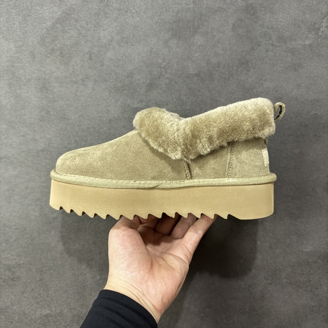 图片[2]-【SP顶级版】UGG 6733 系列 秋冬羊毛一体雪地靴 原代工厂隆丰A级真羊毛皮一体完全遵循正平正品，精选A级羊皮毛一体材质，内里毛绒如云朵般包裹双脚，白带恒温属性一寒锁温抗冻，股季透气排湿，让双脚时刻处于干爽舒适的状态，轻量化设计搭配柔韧鞋底，每一步都似踩在软垫上，再加上贴合足型的弧度与足跟支撑，无论是居家休憩,外出通勤还是日常跑腿，全天行走也无负担。 从经典高筒靴到简约拖鞋，从基础中性色到潮流设计，既能与牛仔裤、卫衣打造随性日常，也能搭配裙子、男女同款更能轻松适配情侣穿搭。 优质羊皮毛天生耐磨损，搭配扎实工艺与防水科技加持，能抵御日常磨损与雨雪侵袭。一双穿数年仍能保持柔软质感💪🏻 尺码：35-40-选品中心