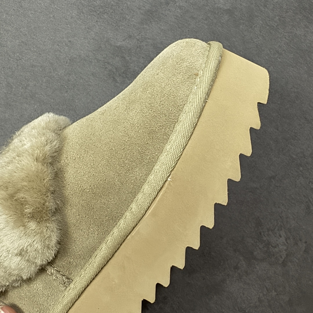 图片[5]-【SP顶级版】UGG 6733 系列 秋冬羊毛一体雪地靴 原代工厂隆丰A级真羊毛皮一体完全遵循正平正品，精选A级羊皮毛一体材质，内里毛绒如云朵般包裹双脚，白带恒温属性一寒锁温抗冻，股季透气排湿，让双脚时刻处于干爽舒适的状态，轻量化设计搭配柔韧鞋底，每一步都似踩在软垫上，再加上贴合足型的弧度与足跟支撑，无论是居家休憩,外出通勤还是日常跑腿，全天行走也无负担。 从经典高筒靴到简约拖鞋，从基础中性色到潮流设计，既能与牛仔裤、卫衣打造随性日常，也能搭配裙子、男女同款更能轻松适配情侣穿搭。 优质羊皮毛天生耐磨损，搭配扎实工艺与防水科技加持，能抵御日常磨损与雨雪侵袭。一双穿数年仍能保持柔软质感💪🏻 尺码：35-40-选品中心