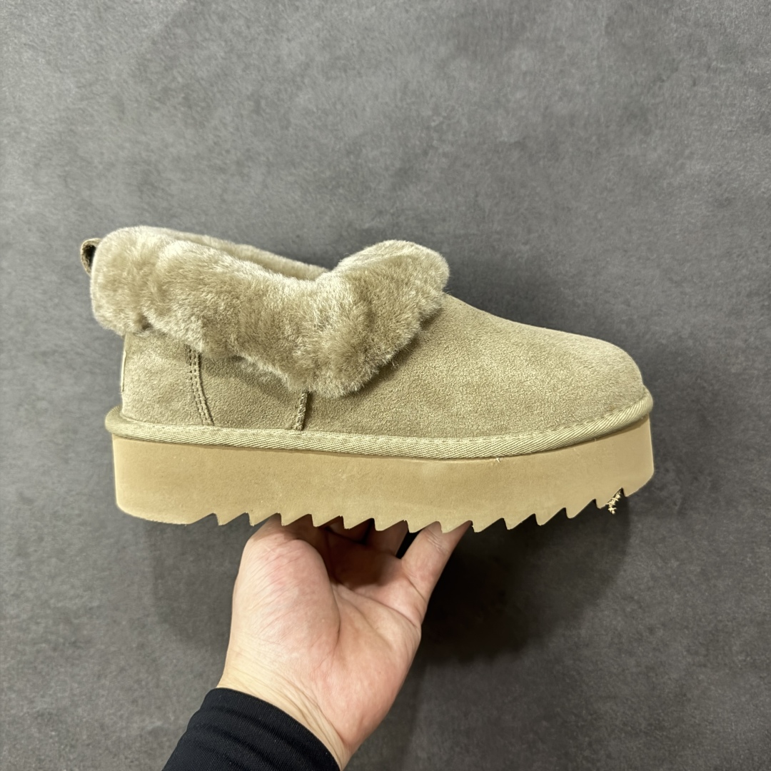 【SP顶级版】UGG 6733 系列 秋冬羊毛一体雪地靴 原代工厂隆丰A级真羊毛皮一体完全遵循正平正品,精选A级羊皮毛一体材质,内里毛绒如云朵般包裹双脚,白带恒温属性一寒锁温抗冻,股季透气排湿,让双脚时刻处于干爽舒适的状态,轻量化设计搭配柔韧鞋底,每一步都似踩在软垫上,再加上贴合足型的弧度与足跟支撑,无论是居家休憩,外出通勤还是日常跑腿,全天行走也无负担。 从经典高筒靴到简约拖鞋,从基础中性色到潮流设计,既能与牛仔裤、卫衣打造随性日常,也能搭配裙子、男女同款更能轻松适配情侣穿搭。 优质羊皮毛天生耐磨损,搭配扎实工艺与防水科技加持,能抵御日常磨损与雨雪侵袭。一双穿数年仍能保持柔软质感💪🏻 尺码:35-40-选品中心