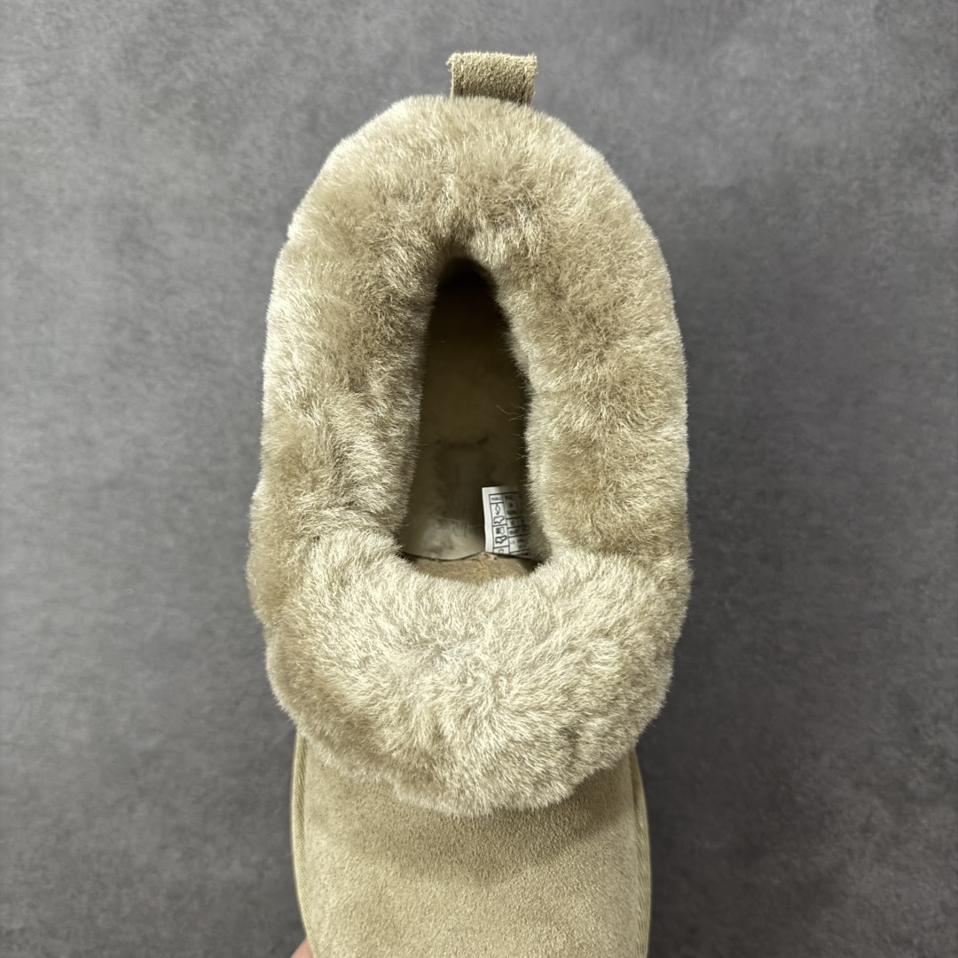 图片[7]-【SP顶级版】UGG 6733 系列 秋冬羊毛一体雪地靴 原代工厂隆丰A级真羊毛皮一体完全遵循正平正品，精选A级羊皮毛一体材质，内里毛绒如云朵般包裹双脚，白带恒温属性一寒锁温抗冻，股季透气排湿，让双脚时刻处于干爽舒适的状态，轻量化设计搭配柔韧鞋底，每一步都似踩在软垫上，再加上贴合足型的弧度与足跟支撑，无论是居家休憩,外出通勤还是日常跑腿，全天行走也无负担。 从经典高筒靴到简约拖鞋，从基础中性色到潮流设计，既能与牛仔裤、卫衣打造随性日常，也能搭配裙子、男女同款更能轻松适配情侣穿搭。 优质羊皮毛天生耐磨损，搭配扎实工艺与防水科技加持，能抵御日常磨损与雨雪侵袭。一双穿数年仍能保持柔软质感💪🏻 尺码：35-40-选品中心