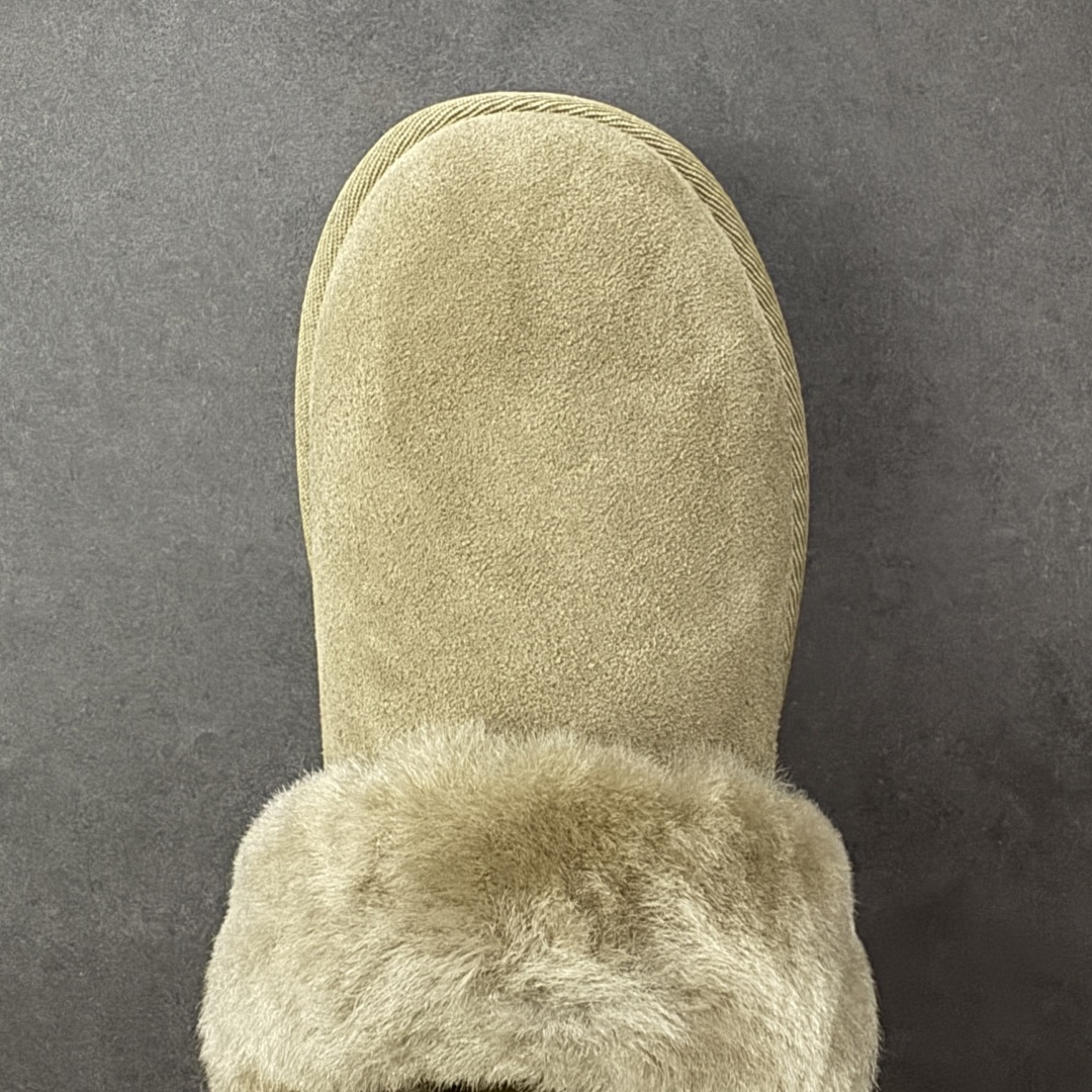 图片[8]-【SP顶级版】UGG 6733 系列 秋冬羊毛一体雪地靴 原代工厂隆丰A级真羊毛皮一体完全遵循正平正品，精选A级羊皮毛一体材质，内里毛绒如云朵般包裹双脚，白带恒温属性一寒锁温抗冻，股季透气排湿，让双脚时刻处于干爽舒适的状态，轻量化设计搭配柔韧鞋底，每一步都似踩在软垫上，再加上贴合足型的弧度与足跟支撑，无论是居家休憩,外出通勤还是日常跑腿，全天行走也无负担。 从经典高筒靴到简约拖鞋，从基础中性色到潮流设计，既能与牛仔裤、卫衣打造随性日常，也能搭配裙子、男女同款更能轻松适配情侣穿搭。 优质羊皮毛天生耐磨损，搭配扎实工艺与防水科技加持，能抵御日常磨损与雨雪侵袭。一双穿数年仍能保持柔软质感💪🏻 尺码：35-40-选品中心