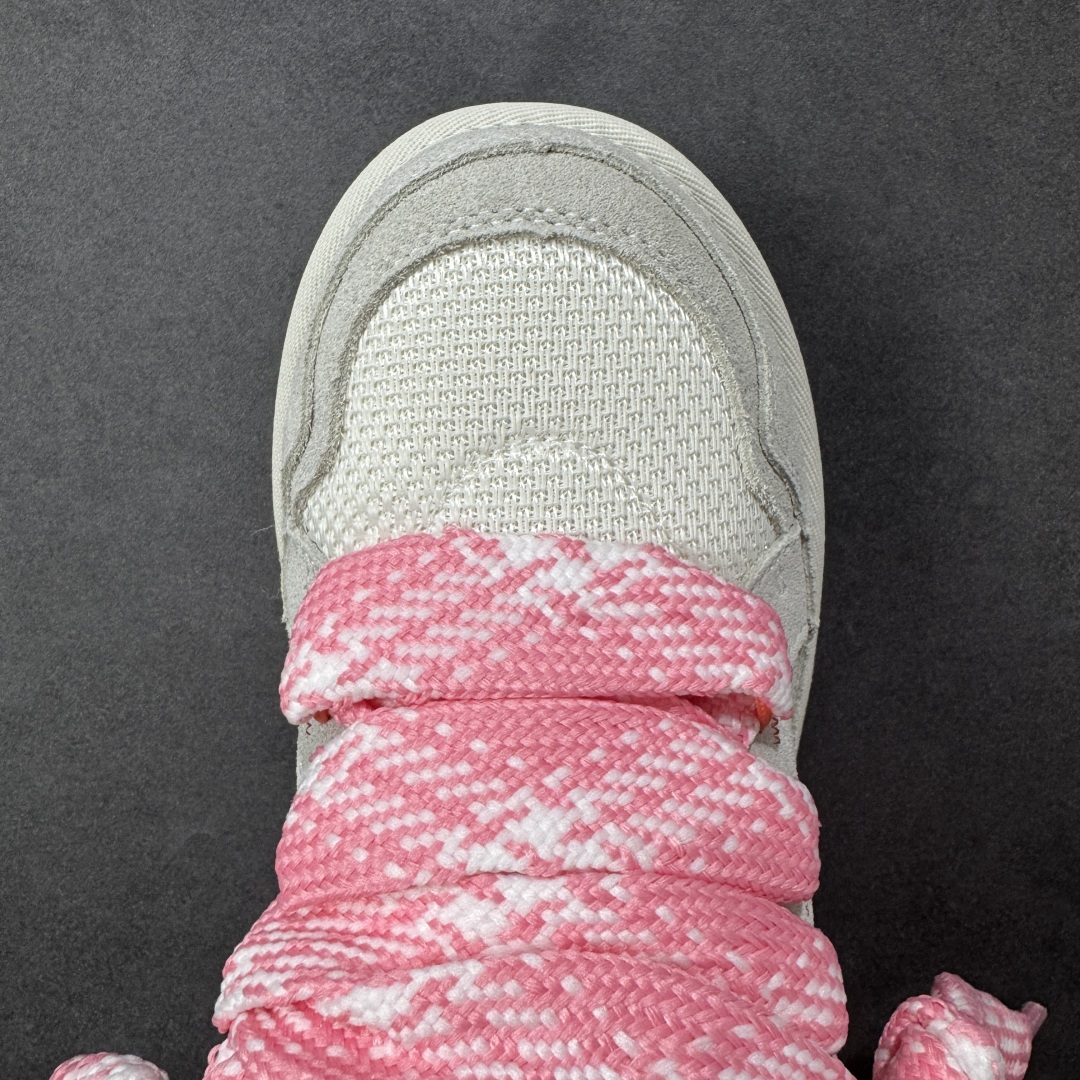 图片[8]-【SP顶级版】UGG 4032系列 秋冬羊毛一体雪地靴 原代工厂隆丰A级真羊毛皮一体完全遵循正平正品，精选A级羊皮毛一体材质，内里毛绒如云朵般包裹双脚，白带恒温属性一寒锁温抗冻，股季透气排湿，让双脚时刻处于干爽舒适的状态，轻量化设计搭配柔韧鞋底，每一步都似踩在软垫上，再加上贴合足型的弧度与足跟支撑，无论是居家休憩,外出通勤还是日常跑腿，全天行走也无负担。 从经典高筒靴到简约拖鞋，从基础中性色到潮流设计，既能与牛仔裤、卫衣打造随性日常，也能搭配裙子、男女同款更能轻松适配情侣穿搭。 优质羊皮毛天生耐磨损，搭配扎实工艺与防水科技加持，能抵御日常磨损与雨雪侵袭。一双穿数年仍能保持柔软质感💪🏻 尺码：35-40-选品中心