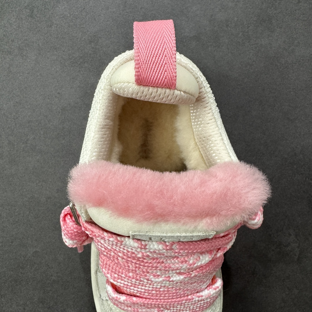 图片[7]-【SP顶级版】UGG 4032系列 秋冬羊毛一体雪地靴 原代工厂隆丰A级真羊毛皮一体完全遵循正平正品，精选A级羊皮毛一体材质，内里毛绒如云朵般包裹双脚，白带恒温属性一寒锁温抗冻，股季透气排湿，让双脚时刻处于干爽舒适的状态，轻量化设计搭配柔韧鞋底，每一步都似踩在软垫上，再加上贴合足型的弧度与足跟支撑，无论是居家休憩,外出通勤还是日常跑腿，全天行走也无负担。 从经典高筒靴到简约拖鞋，从基础中性色到潮流设计，既能与牛仔裤、卫衣打造随性日常，也能搭配裙子、男女同款更能轻松适配情侣穿搭。 优质羊皮毛天生耐磨损，搭配扎实工艺与防水科技加持，能抵御日常磨损与雨雪侵袭。一双穿数年仍能保持柔软质感💪🏻 尺码：35-40-选品中心