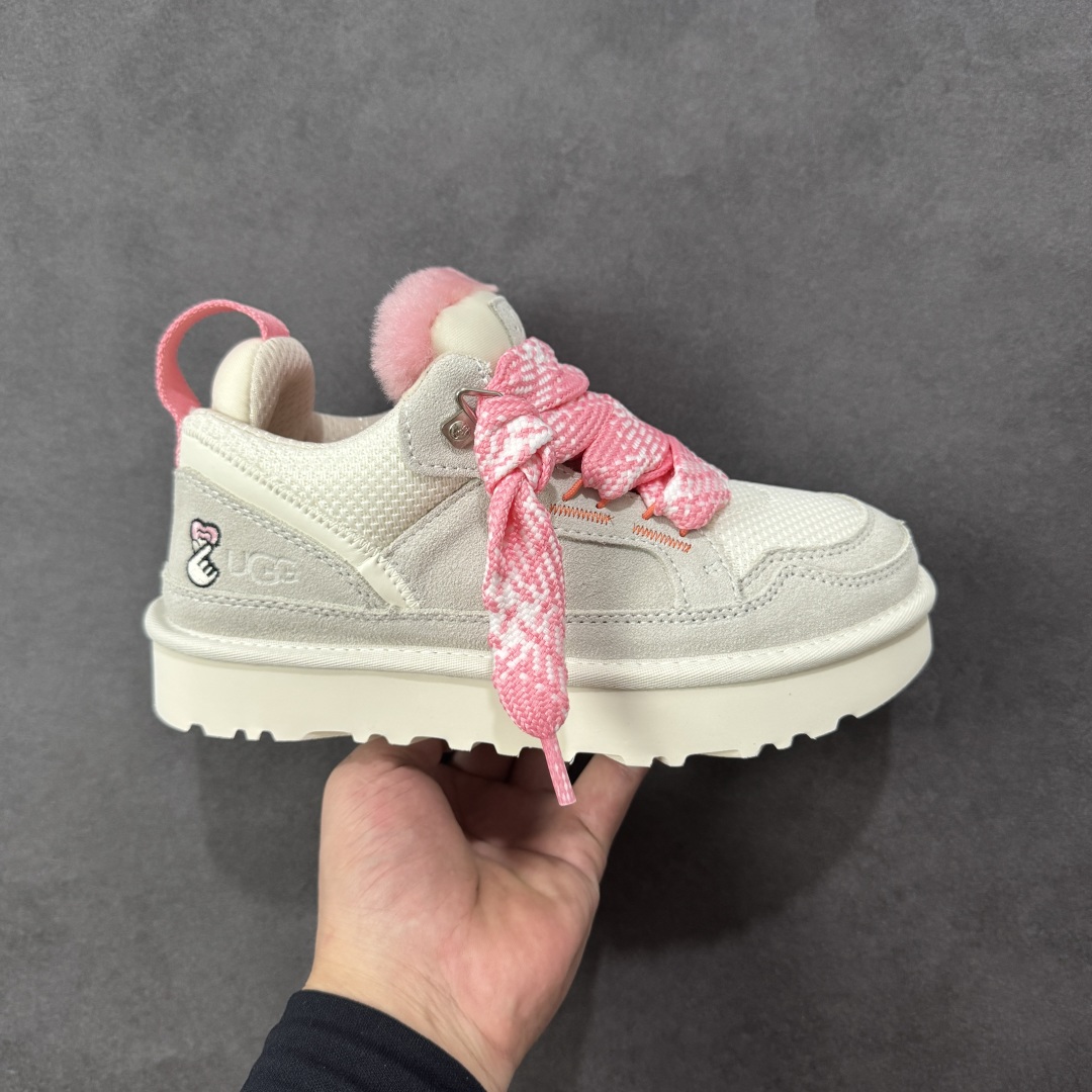 【SP顶级版】UGG 4032系列 秋冬羊毛一体雪地靴 原代工厂隆丰A级真羊毛皮一体完全遵循正平正品,精选A级羊皮毛一体材质,内里毛绒如云朵般包裹双脚,白带恒温属性一寒锁温抗冻,股季透气排湿,让双脚时刻处于干爽舒适的状态,轻量化设计搭配柔韧鞋底,每一步都似踩在软垫上,再加上贴合足型的弧度与足跟支撑,无论是居家休憩,外出通勤还是日常跑腿,全天行走也无负担。 从经典高筒靴到简约拖鞋,从基础中性色到潮流设计,既能与牛仔裤、卫衣打造随性日常,也能搭配裙子、男女同款更能轻松适配情侣穿搭。 优质羊皮毛天生耐磨损,搭配扎实工艺与防水科技加持,能抵御日常磨损与雨雪侵袭。一双穿数年仍能保持柔软质感💪🏻 尺码:35-40-选品中心