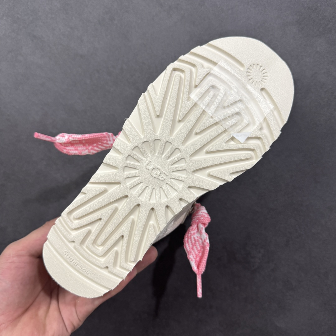 图片[9]-【SP顶级版】UGG 4032系列 秋冬羊毛一体雪地靴 原代工厂隆丰A级真羊毛皮一体完全遵循正平正品，精选A级羊皮毛一体材质，内里毛绒如云朵般包裹双脚，白带恒温属性一寒锁温抗冻，股季透气排湿，让双脚时刻处于干爽舒适的状态，轻量化设计搭配柔韧鞋底，每一步都似踩在软垫上，再加上贴合足型的弧度与足跟支撑，无论是居家休憩,外出通勤还是日常跑腿，全天行走也无负担。 从经典高筒靴到简约拖鞋，从基础中性色到潮流设计，既能与牛仔裤、卫衣打造随性日常，也能搭配裙子、男女同款更能轻松适配情侣穿搭。 优质羊皮毛天生耐磨损，搭配扎实工艺与防水科技加持，能抵御日常磨损与雨雪侵袭。一双穿数年仍能保持柔软质感💪🏻 尺码：35-40-选品中心