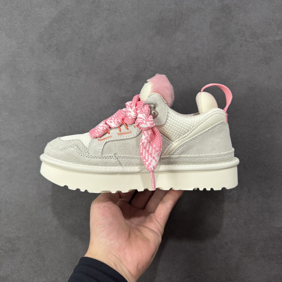 图片[2]-【SP顶级版】UGG 4032系列 秋冬羊毛一体雪地靴 原代工厂隆丰A级真羊毛皮一体完全遵循正平正品，精选A级羊皮毛一体材质，内里毛绒如云朵般包裹双脚，白带恒温属性一寒锁温抗冻，股季透气排湿，让双脚时刻处于干爽舒适的状态，轻量化设计搭配柔韧鞋底，每一步都似踩在软垫上，再加上贴合足型的弧度与足跟支撑，无论是居家休憩,外出通勤还是日常跑腿，全天行走也无负担。 从经典高筒靴到简约拖鞋，从基础中性色到潮流设计，既能与牛仔裤、卫衣打造随性日常，也能搭配裙子、男女同款更能轻松适配情侣穿搭。 优质羊皮毛天生耐磨损，搭配扎实工艺与防水科技加持，能抵御日常磨损与雨雪侵袭。一双穿数年仍能保持柔软质感💪🏻 尺码：35-40-选品中心