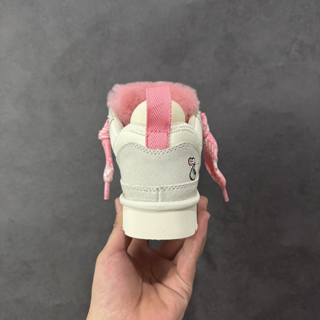 图片[4]-【SP顶级版】UGG 4032系列 秋冬羊毛一体雪地靴 原代工厂隆丰A级真羊毛皮一体完全遵循正平正品，精选A级羊皮毛一体材质，内里毛绒如云朵般包裹双脚，白带恒温属性一寒锁温抗冻，股季透气排湿，让双脚时刻处于干爽舒适的状态，轻量化设计搭配柔韧鞋底，每一步都似踩在软垫上，再加上贴合足型的弧度与足跟支撑，无论是居家休憩,外出通勤还是日常跑腿，全天行走也无负担。 从经典高筒靴到简约拖鞋，从基础中性色到潮流设计，既能与牛仔裤、卫衣打造随性日常，也能搭配裙子、男女同款更能轻松适配情侣穿搭。 优质羊皮毛天生耐磨损，搭配扎实工艺与防水科技加持，能抵御日常磨损与雨雪侵袭。一双穿数年仍能保持柔软质感💪🏻 尺码：35-40-选品中心