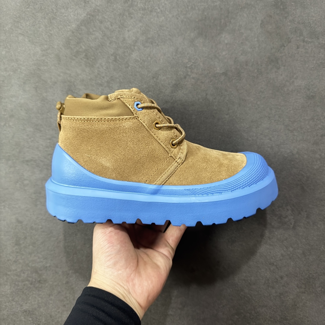 【SP顶级版】UGG Neumel Weather Hybrid M/1143991 秋冬羊毛一体雪地靴 原代工厂隆丰A级真羊毛皮一体完全遵循正平正品,精选A级羊皮毛一体材质,内里毛绒如云朵般包裹双脚,白带恒温属性一寒锁温抗冻,股季透气排湿,让双脚时刻处于干爽舒适的状态,轻量化设计搭配柔韧鞋底,每一步都似踩在软垫上,再加上贴合足型的弧度与足跟支撑,无论是居家休憩,外出通勤还是日常跑腿,全天行走也无负担。 从经典高筒靴到简约拖鞋,从基础中性色到潮流设计,既能与牛仔裤、卫衣打造随性日常,也能搭配裙子、男女同款更能轻松适配情侣穿搭。 优质羊皮毛天生耐磨损,搭配扎实工艺与防水科技加持,能抵御日常磨损与雨雪侵袭。一双穿数年仍能保持柔软质感💪🏻 尺码:35-45 编码:XZB340350-选品中心