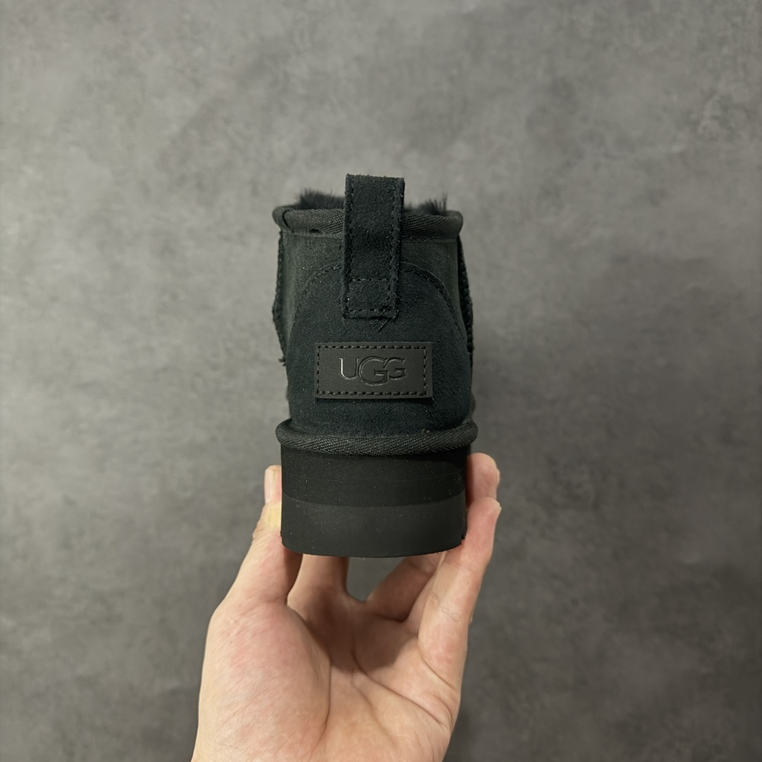 图片[4]-【SP顶级版】UGG Mini 1135092系列 秋冬羊毛一体雪地靴 原代工厂隆丰A级真羊毛皮一体完全遵循正平正品，精选A级羊皮毛一体材质，内里毛绒如云朵般包裹双脚，白带恒温属性一寒锁温抗冻，股季透气排湿，让双脚时刻处于干爽舒适的状态，轻量化设计搭配柔韧鞋底，每一步都似踩在软垫上，再加上贴合足型的弧度与足跟支撑，无论是居家休憩,外出通勤还是日常跑腿，全天行走也无负担。 从经典高筒靴到简约拖鞋，从基础中性色到潮流设计，既能与牛仔裤、卫衣打造随性日常，也能搭配裙子、男女同款更能轻松适配情侣穿搭。 优质羊皮毛天生耐磨损，搭配扎实工艺与防水科技加持，能抵御日常磨损与雨雪侵袭。一双穿数年仍能保持柔软质感💪🏻 尺码：35-40-选品中心