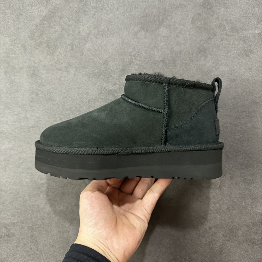 图片[2]-【SP顶级版】UGG Mini 1135092系列 秋冬羊毛一体雪地靴 原代工厂隆丰A级真羊毛皮一体完全遵循正平正品，精选A级羊皮毛一体材质，内里毛绒如云朵般包裹双脚，白带恒温属性一寒锁温抗冻，股季透气排湿，让双脚时刻处于干爽舒适的状态，轻量化设计搭配柔韧鞋底，每一步都似踩在软垫上，再加上贴合足型的弧度与足跟支撑，无论是居家休憩,外出通勤还是日常跑腿，全天行走也无负担。 从经典高筒靴到简约拖鞋，从基础中性色到潮流设计，既能与牛仔裤、卫衣打造随性日常，也能搭配裙子、男女同款更能轻松适配情侣穿搭。 优质羊皮毛天生耐磨损，搭配扎实工艺与防水科技加持，能抵御日常磨损与雨雪侵袭。一双穿数年仍能保持柔软质感💪🏻 尺码：35-40-选品中心