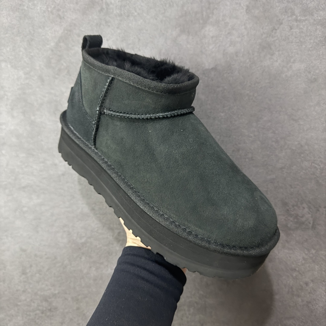 图片[3]-【SP顶级版】UGG Mini 1135092系列 秋冬羊毛一体雪地靴 原代工厂隆丰A级真羊毛皮一体完全遵循正平正品，精选A级羊皮毛一体材质，内里毛绒如云朵般包裹双脚，白带恒温属性一寒锁温抗冻，股季透气排湿，让双脚时刻处于干爽舒适的状态，轻量化设计搭配柔韧鞋底，每一步都似踩在软垫上，再加上贴合足型的弧度与足跟支撑，无论是居家休憩,外出通勤还是日常跑腿，全天行走也无负担。 从经典高筒靴到简约拖鞋，从基础中性色到潮流设计，既能与牛仔裤、卫衣打造随性日常，也能搭配裙子、男女同款更能轻松适配情侣穿搭。 优质羊皮毛天生耐磨损，搭配扎实工艺与防水科技加持，能抵御日常磨损与雨雪侵袭。一双穿数年仍能保持柔软质感💪🏻 尺码：35-40-选品中心