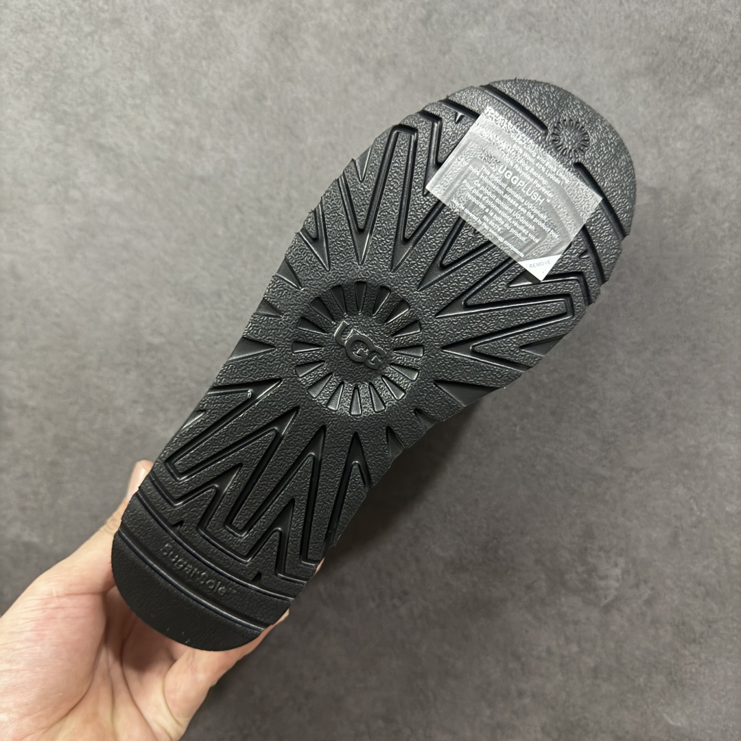 图片[9]-【SP顶级版】UGG Mini 1135092系列 秋冬羊毛一体雪地靴 原代工厂隆丰A级真羊毛皮一体完全遵循正平正品，精选A级羊皮毛一体材质，内里毛绒如云朵般包裹双脚，白带恒温属性一寒锁温抗冻，股季透气排湿，让双脚时刻处于干爽舒适的状态，轻量化设计搭配柔韧鞋底，每一步都似踩在软垫上，再加上贴合足型的弧度与足跟支撑，无论是居家休憩,外出通勤还是日常跑腿，全天行走也无负担。 从经典高筒靴到简约拖鞋，从基础中性色到潮流设计，既能与牛仔裤、卫衣打造随性日常，也能搭配裙子、男女同款更能轻松适配情侣穿搭。 优质羊皮毛天生耐磨损，搭配扎实工艺与防水科技加持，能抵御日常磨损与雨雪侵袭。一双穿数年仍能保持柔软质感💪🏻 尺码：35-40-选品中心