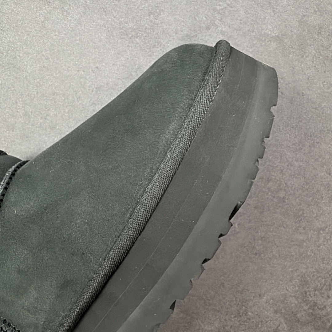 图片[5]-【SP顶级版】UGG Mini 1135092系列 秋冬羊毛一体雪地靴 原代工厂隆丰A级真羊毛皮一体完全遵循正平正品，精选A级羊皮毛一体材质，内里毛绒如云朵般包裹双脚，白带恒温属性一寒锁温抗冻，股季透气排湿，让双脚时刻处于干爽舒适的状态，轻量化设计搭配柔韧鞋底，每一步都似踩在软垫上，再加上贴合足型的弧度与足跟支撑，无论是居家休憩,外出通勤还是日常跑腿，全天行走也无负担。 从经典高筒靴到简约拖鞋，从基础中性色到潮流设计，既能与牛仔裤、卫衣打造随性日常，也能搭配裙子、男女同款更能轻松适配情侣穿搭。 优质羊皮毛天生耐磨损，搭配扎实工艺与防水科技加持，能抵御日常磨损与雨雪侵袭。一双穿数年仍能保持柔软质感💪🏻 尺码：35-40-选品中心