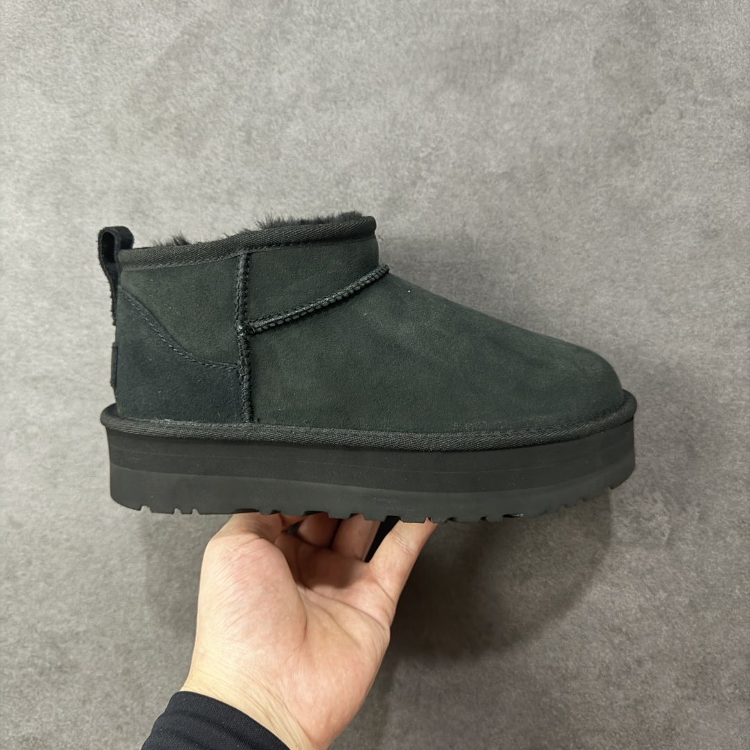 【SP顶级版】UGG Mini 1135092系列 秋冬羊毛一体雪地靴 原代工厂隆丰A级真羊毛皮一体完全遵循正平正品,精选A级羊皮毛一体材质,内里毛绒如云朵般包裹双脚,白带恒温属性一寒锁温抗冻,股季透气排湿,让双脚时刻处于干爽舒适的状态,轻量化设计搭配柔韧鞋底,每一步都似踩在软垫上,再加上贴合足型的弧度与足跟支撑,无论是居家休憩,外出通勤还是日常跑腿,全天行走也无负担。 从经典高筒靴到简约拖鞋,从基础中性色到潮流设计,既能与牛仔裤、卫衣打造随性日常,也能搭配裙子、男女同款更能轻松适配情侣穿搭。 优质羊皮毛天生耐磨损,搭配扎实工艺与防水科技加持,能抵御日常磨损与雨雪侵袭。一双穿数年仍能保持柔软质感💪🏻 尺码:35-40-选品中心